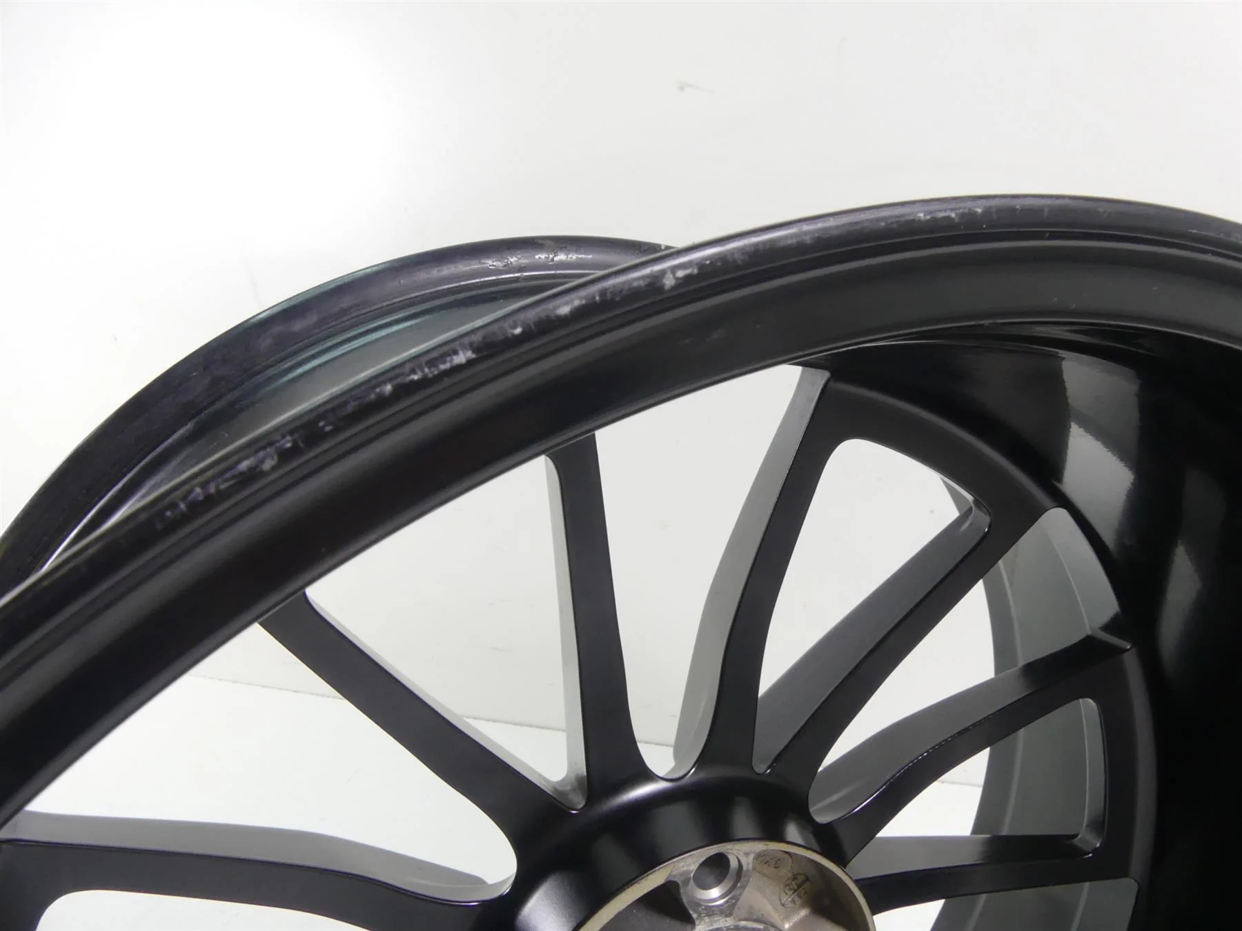 2015 Ducati Diavel Dark Straigth Rear Wheel Rim 17x8 50211422AA - Image 12