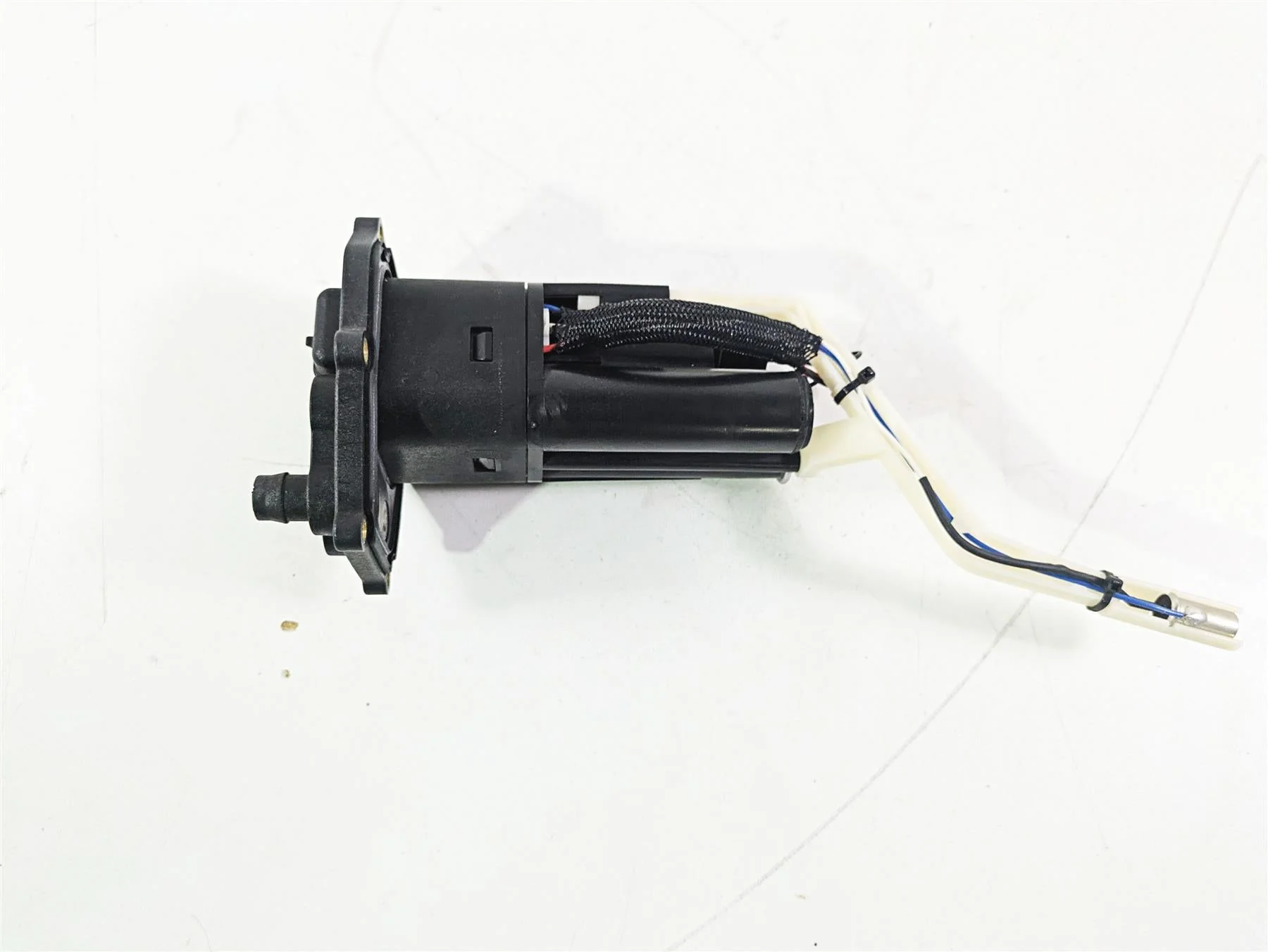 2015 Ducati Hypermotard 821 SP Fuel Gas Petrol Pump - Tested 16024281A - Image 5