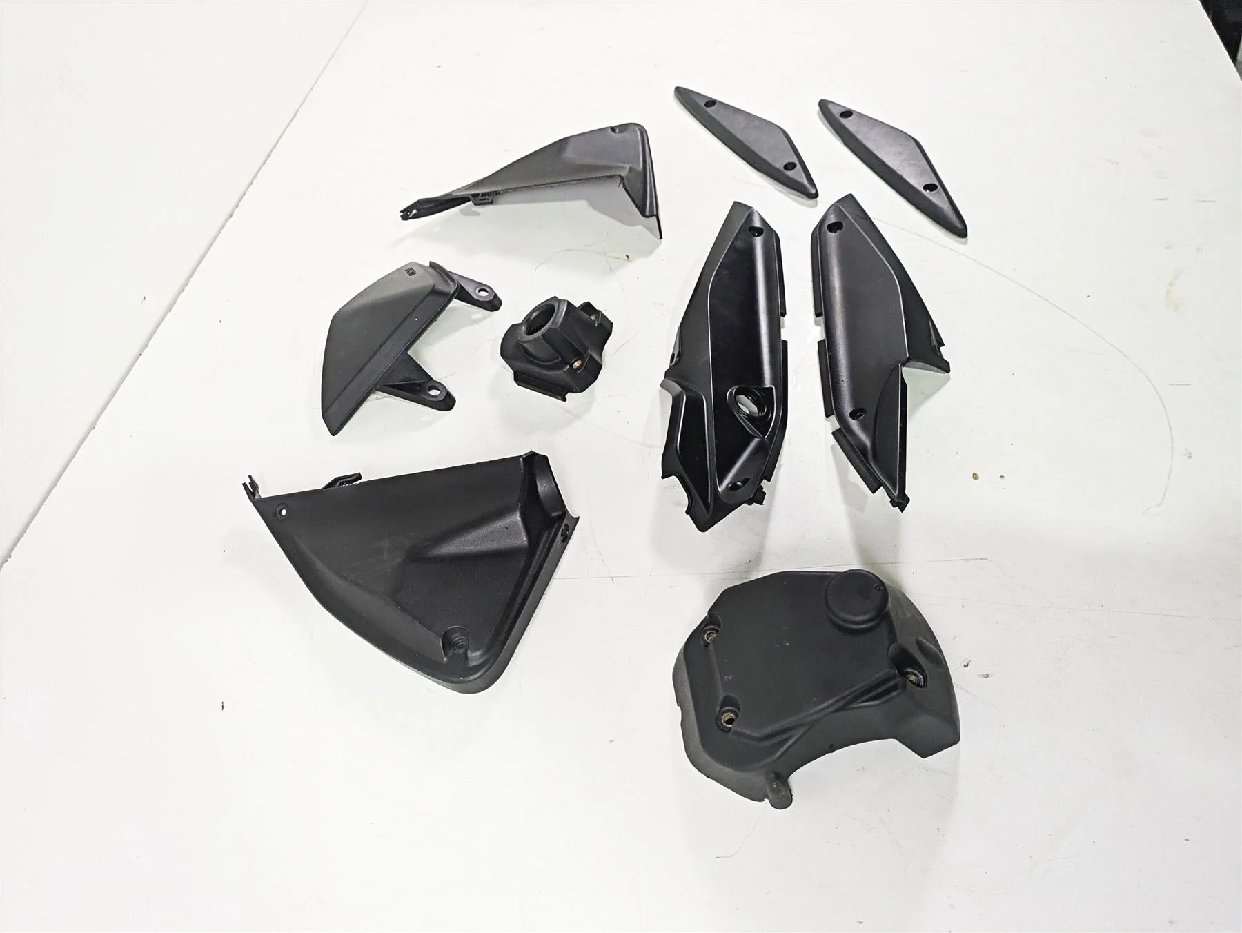 2015 Ducati Hypermotard 821 SP Plastic Frame Infill Cover Fairing Set 48211701A - Image 2