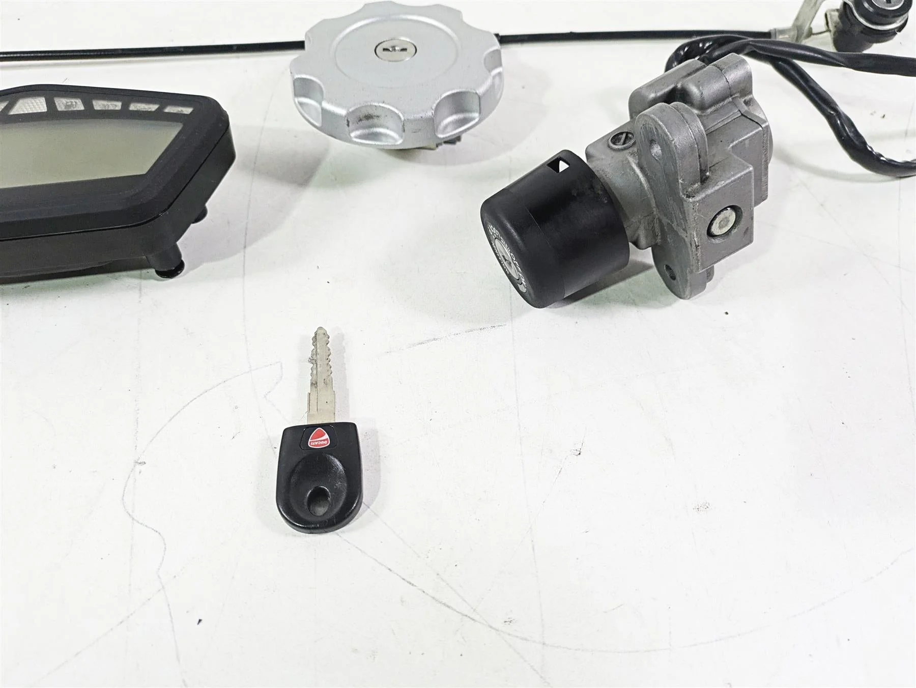 2015 Ducati Hypermotard 821 SP Speedometer Ignition Switch Key 17k Set 40610951F - Image 3