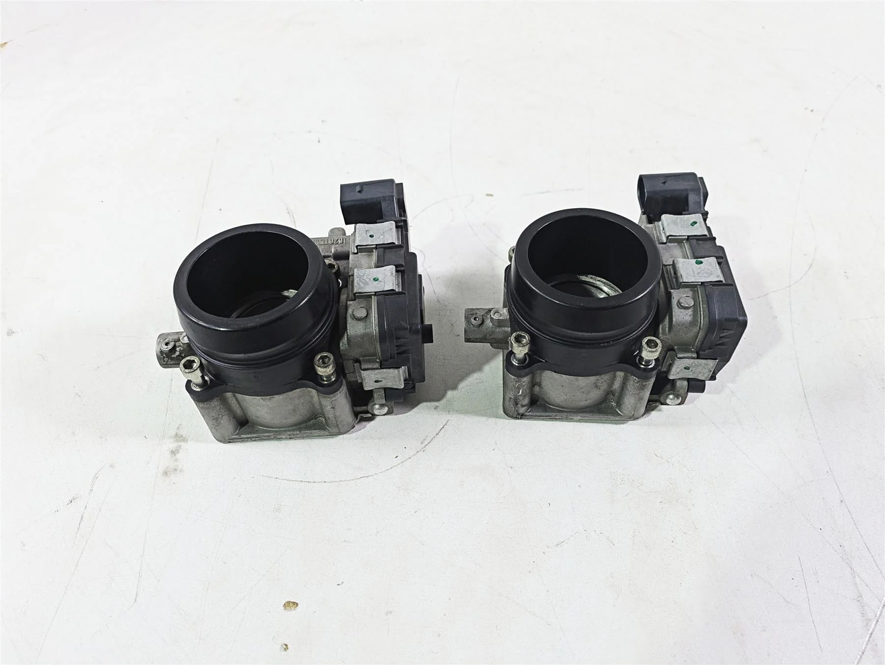 2015 Ducati Hypermotard 821 SP Throttle Body Bodies Fuel Injection Set 28240903A - Image 3