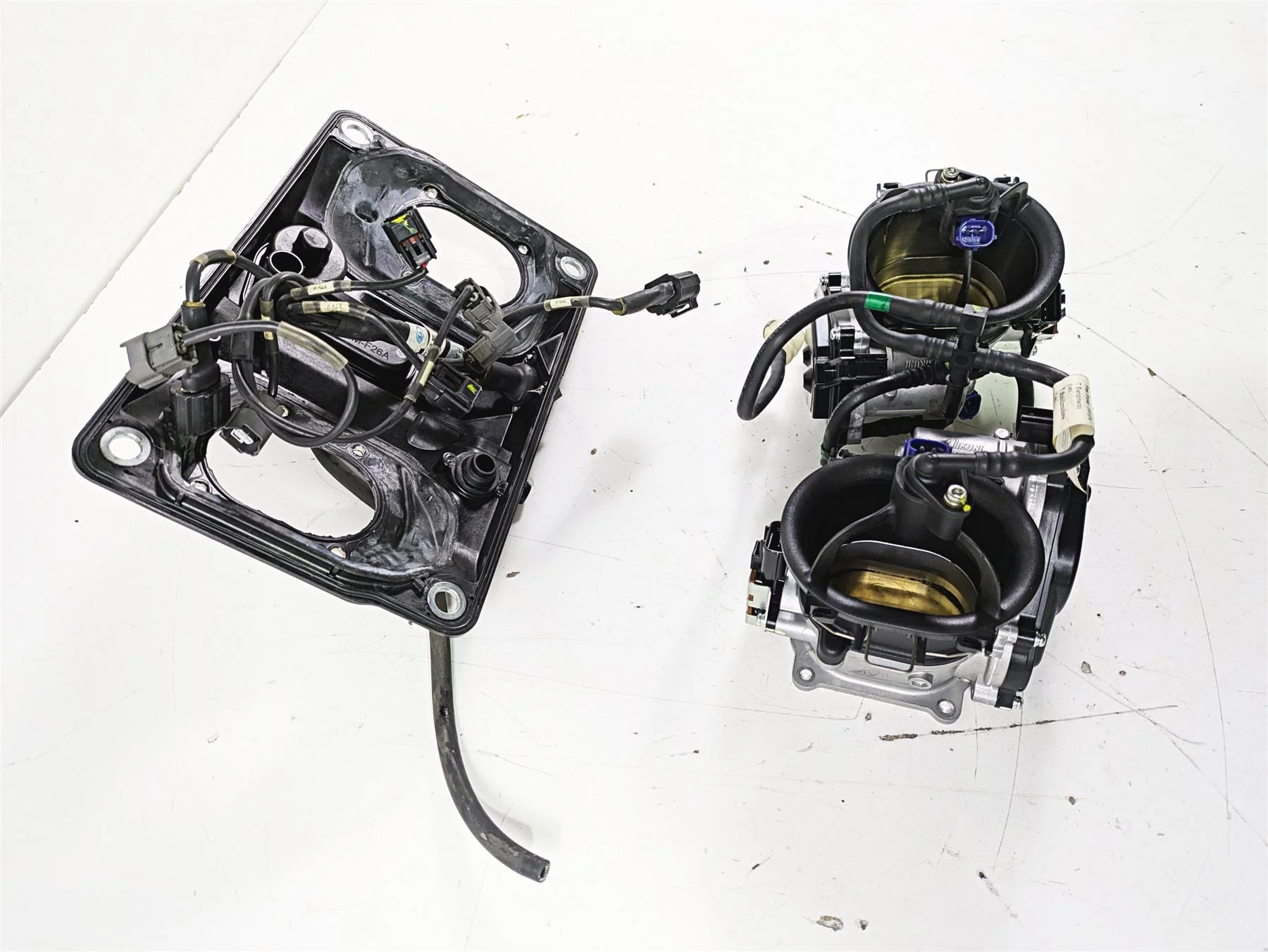 2015 Ducati Panigale 1299 S Throttle Body Set & Air Box Cover 28240893A - Image 2