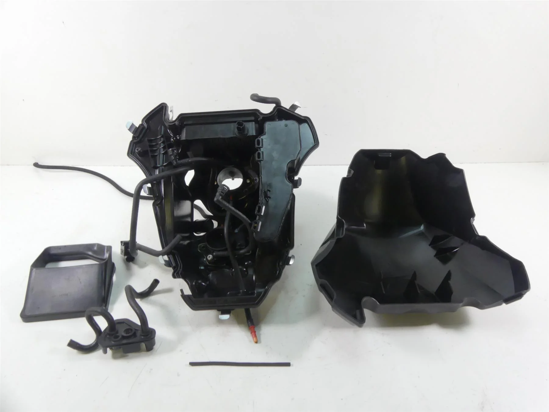 2015 Eric Buell Racing 1190SX Air Box Cleaner Breather Fuel Injectors P0777.1B7