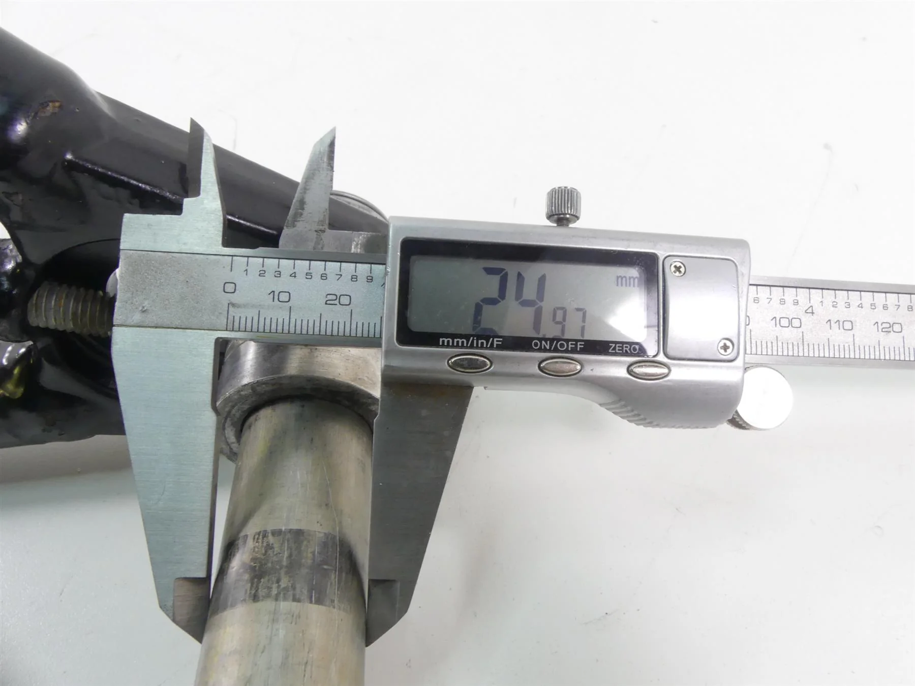 2015 Harley FLS Softail Slim Rear Swingarm Swing Arm & 25mm Axle 47573-11 - Image 3