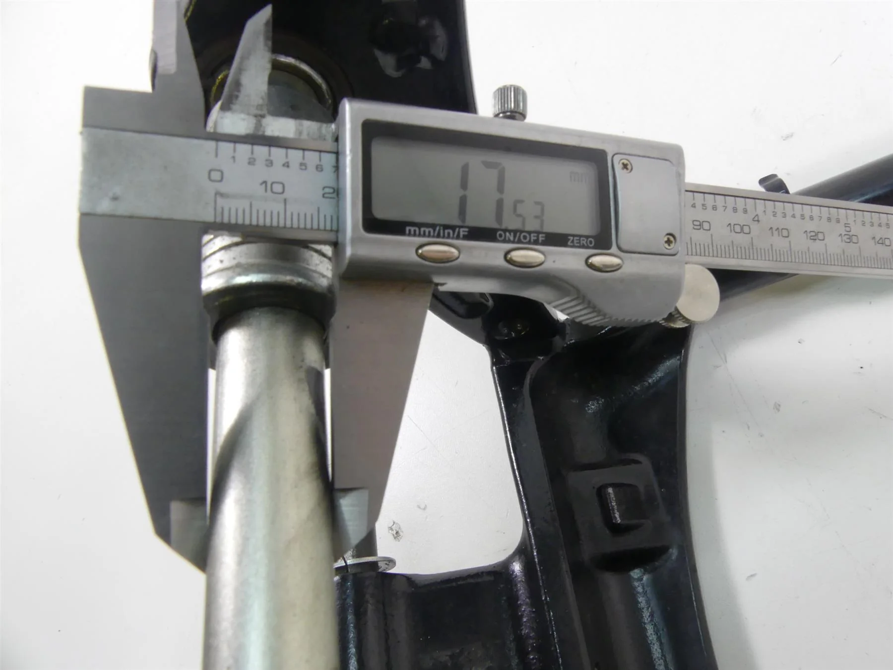 2015 Harley FLS Softail Slim Rear Swingarm Swing Arm & 25mm Axle 47573-11 - Image 4