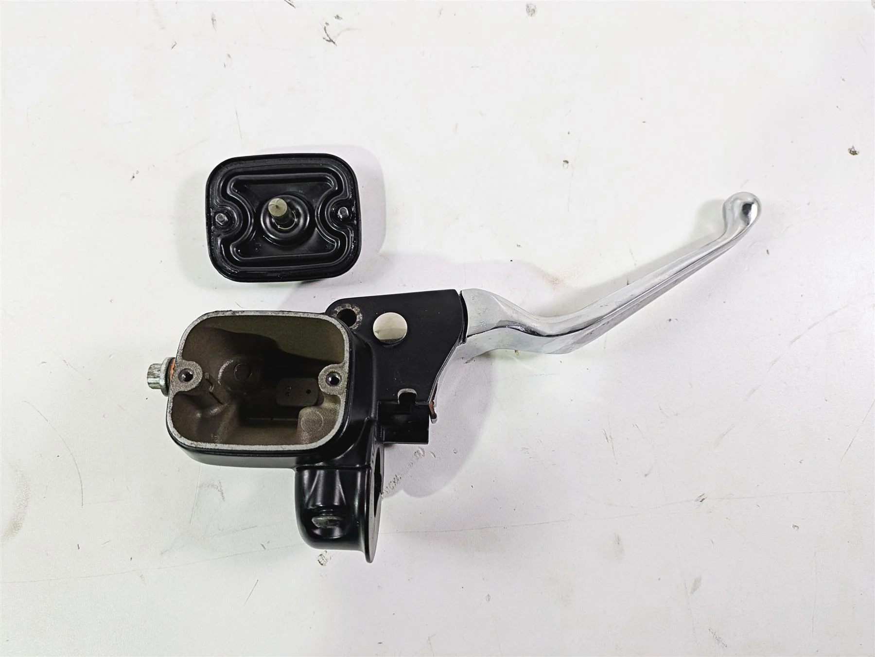 2015 Harley FXDF Dyna Fat Bob Front Brake Master Cylinder 11/16" 45170-08F - Image 2
