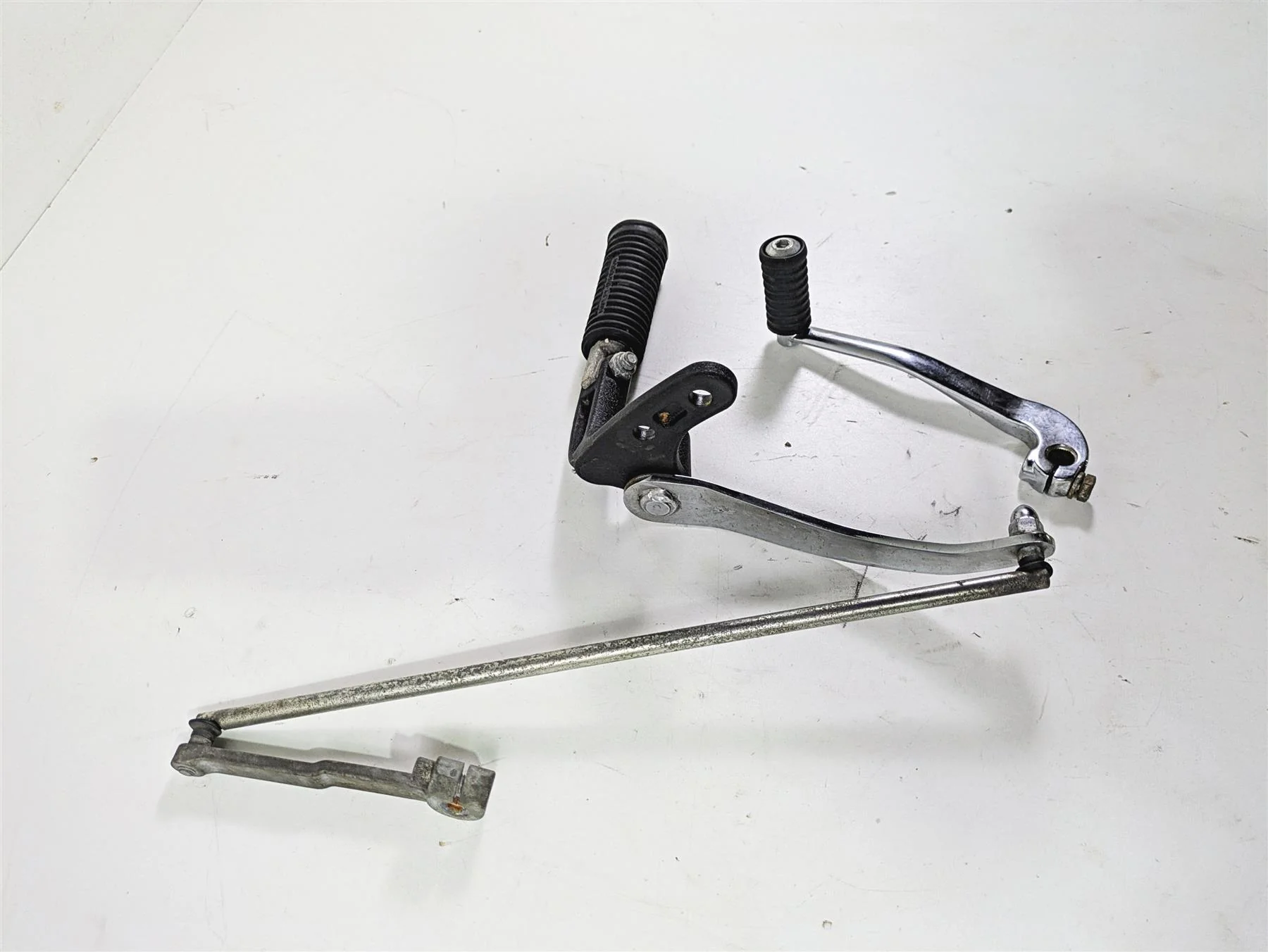 2015 Harley FXDF Dyna Fat Bob Front Left Fw Footpeg & Shifter 33693-03 34564-90B - Image 2