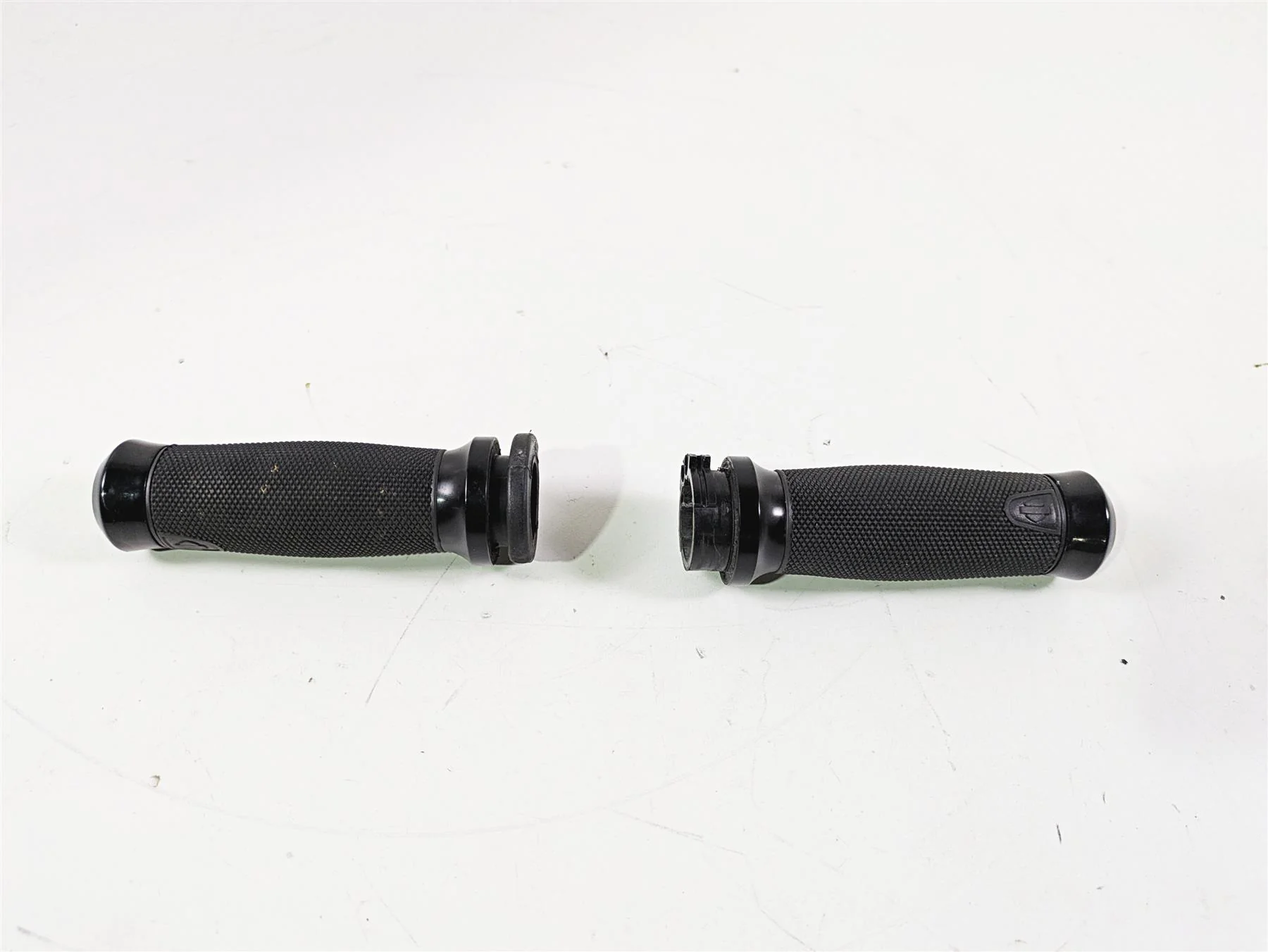2015 Harley FXDF Dyna Fat Bob Get-A-Grip Hand Grip Set 56100008