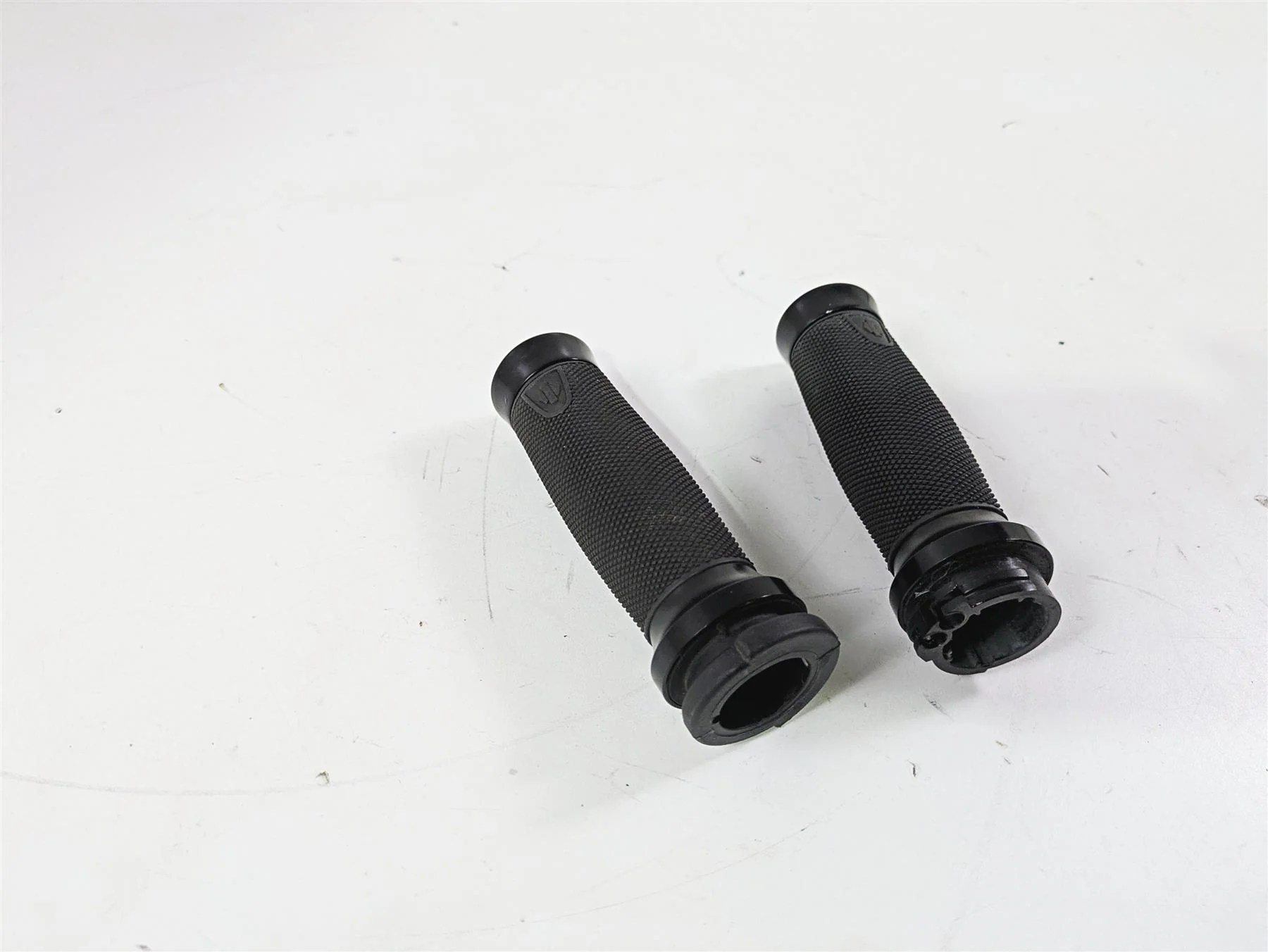 2015 Harley FXDF Dyna Fat Bob Get-A-Grip Hand Grip Set 56100008 - Image 11