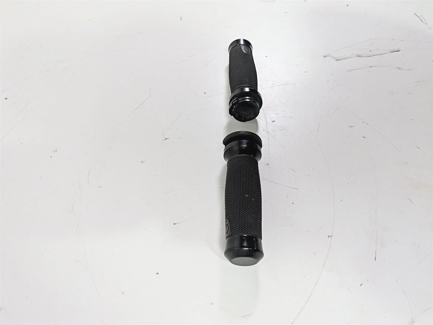 2015 Harley FXDF Dyna Fat Bob Get-A-Grip Hand Grip Set 56100008 - Image 2