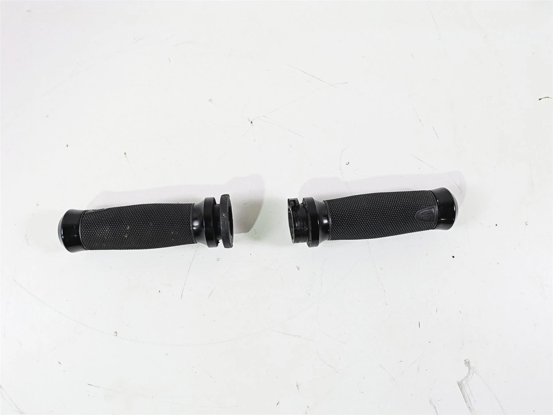 2015 Harley FXDF Dyna Fat Bob Get-A-Grip Hand Grip Set 56100008 - Image 4