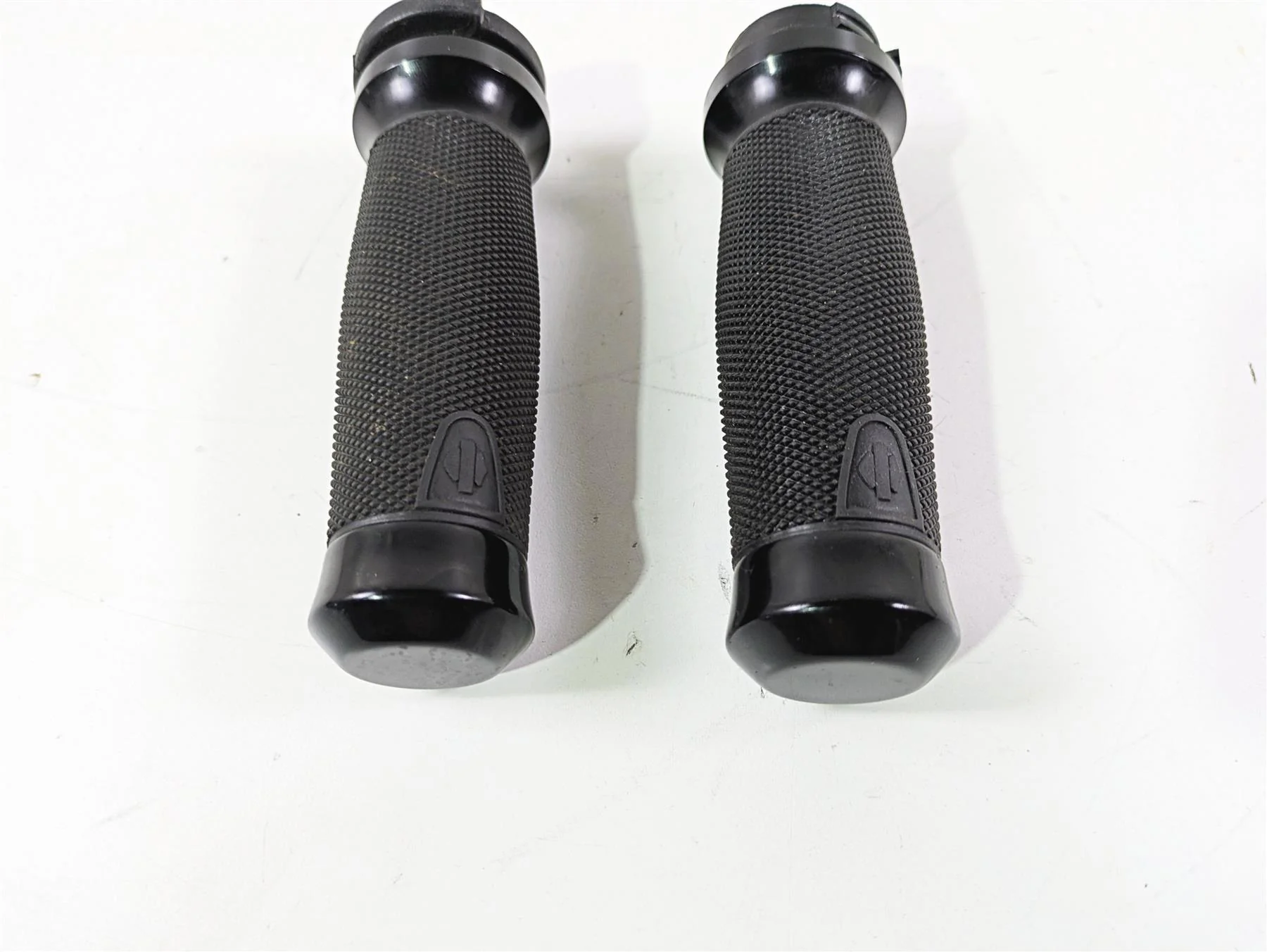 2015 Harley FXDF Dyna Fat Bob Get-A-Grip Hand Grip Set 56100008 - Image 7
