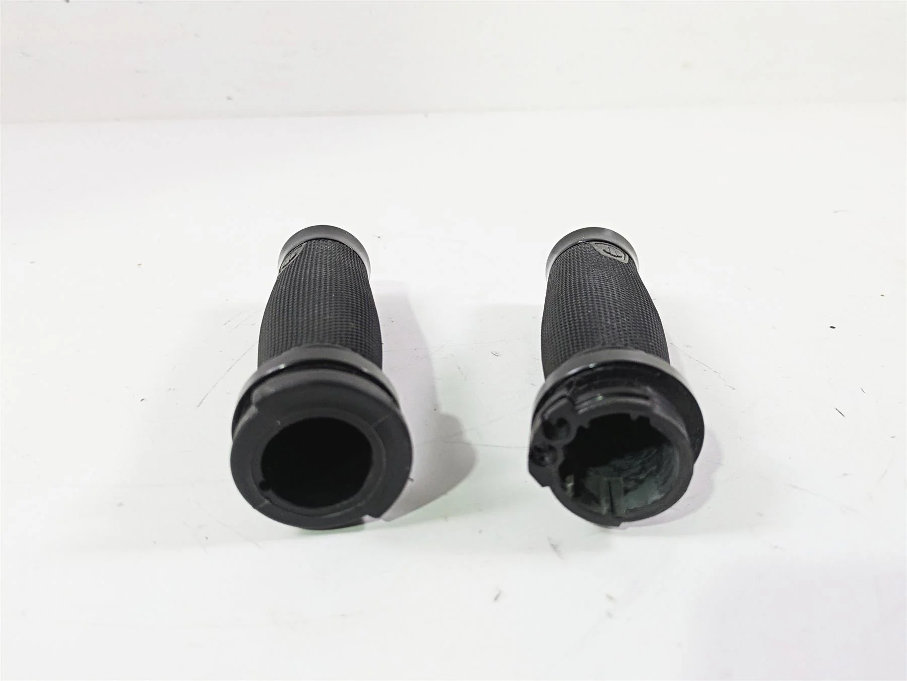 2015 Harley FXDF Dyna Fat Bob Get-A-Grip Hand Grip Set 56100008 - Image 9