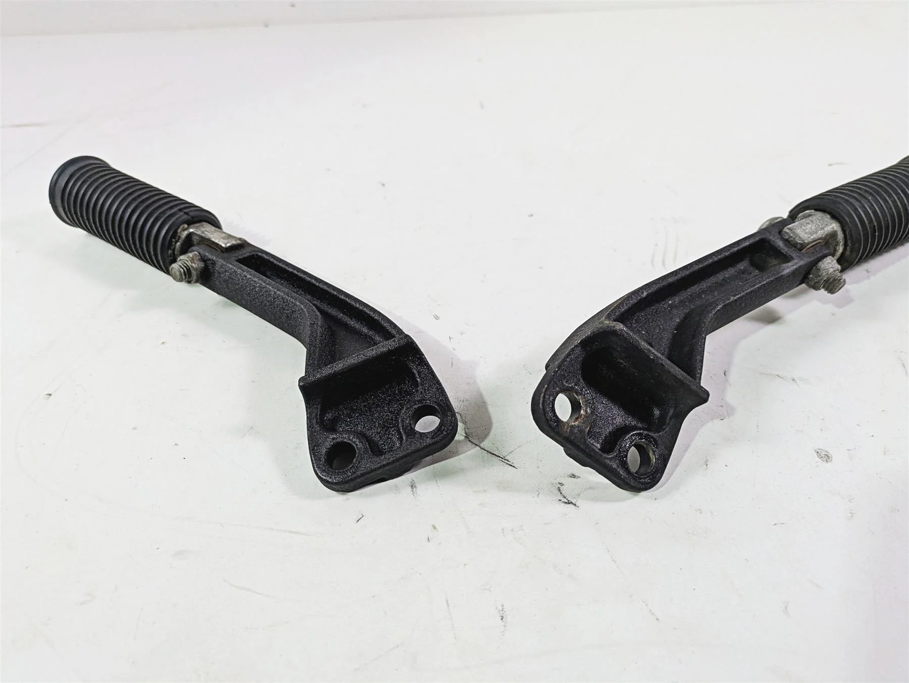 2015 Harley FXDF Dyna Fat Bob Rear Passenger Footpeg Rest Set 49224-06A 49230-06 - Image 10