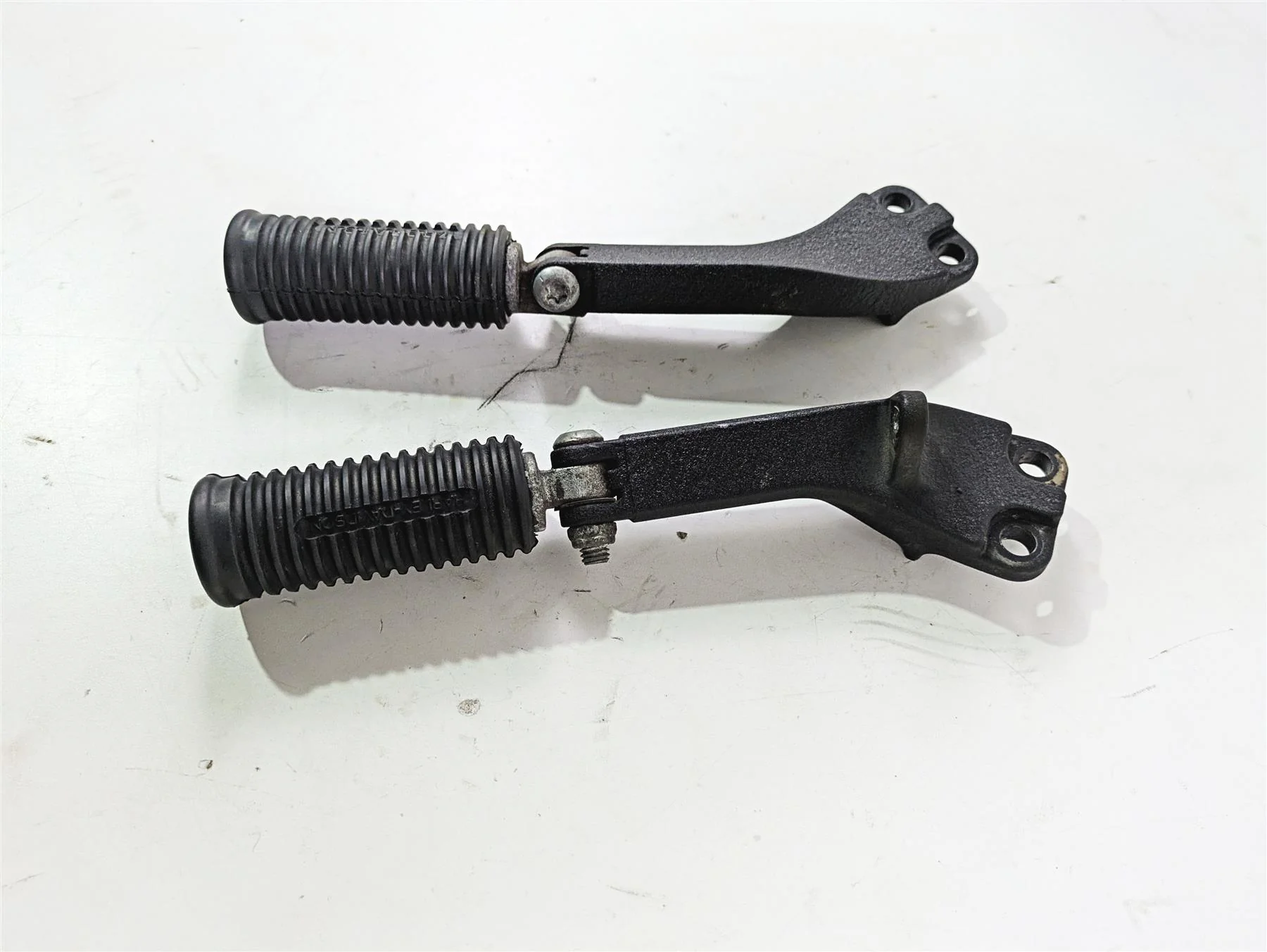 2015 Harley FXDF Dyna Fat Bob Rear Passenger Footpeg Rest Set 49224-06A 49230-06 - Image 2