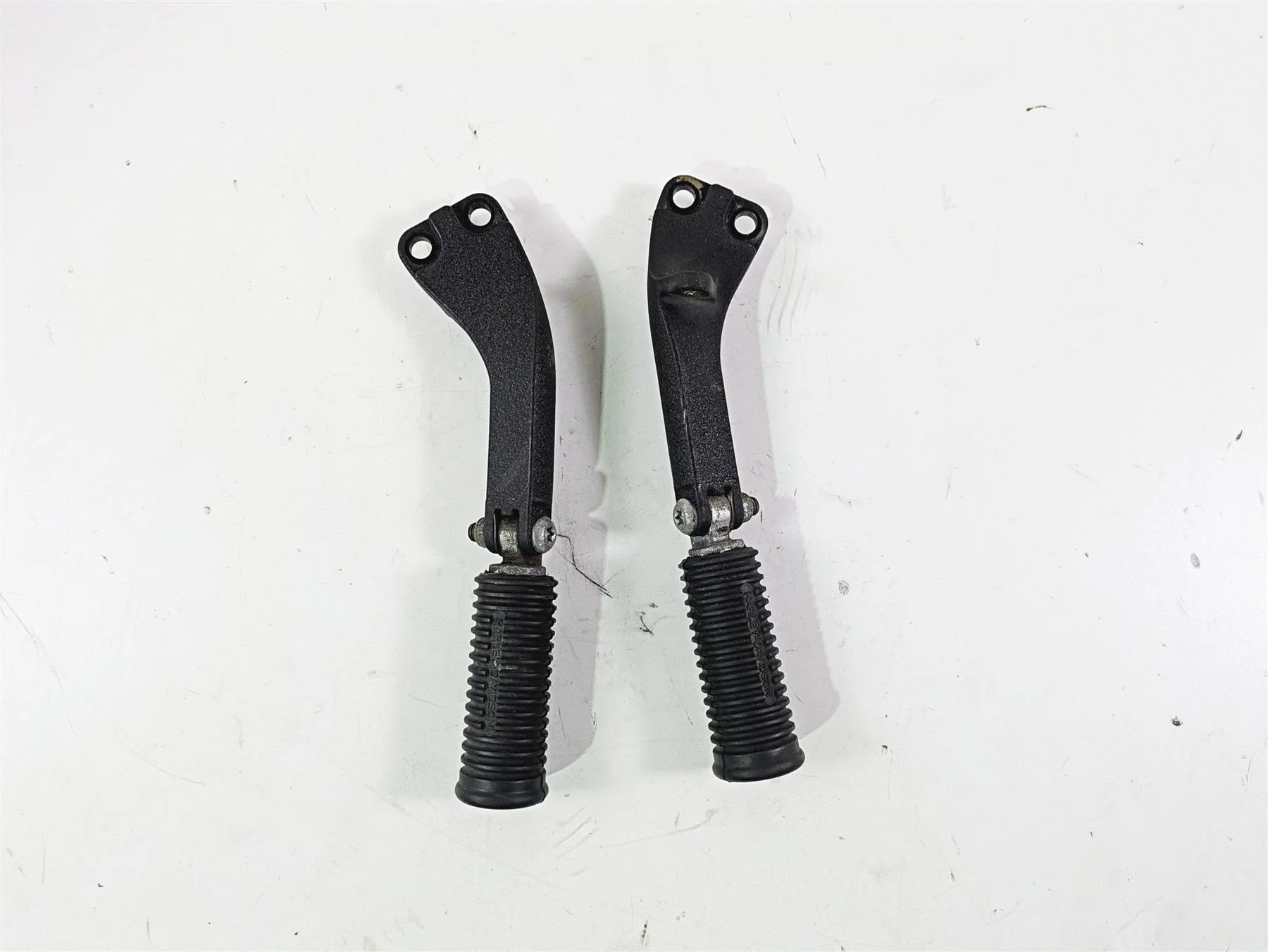 2015 Harley FXDF Dyna Fat Bob Rear Passenger Footpeg Rest Set 49224-06A 49230-06 - Image 3