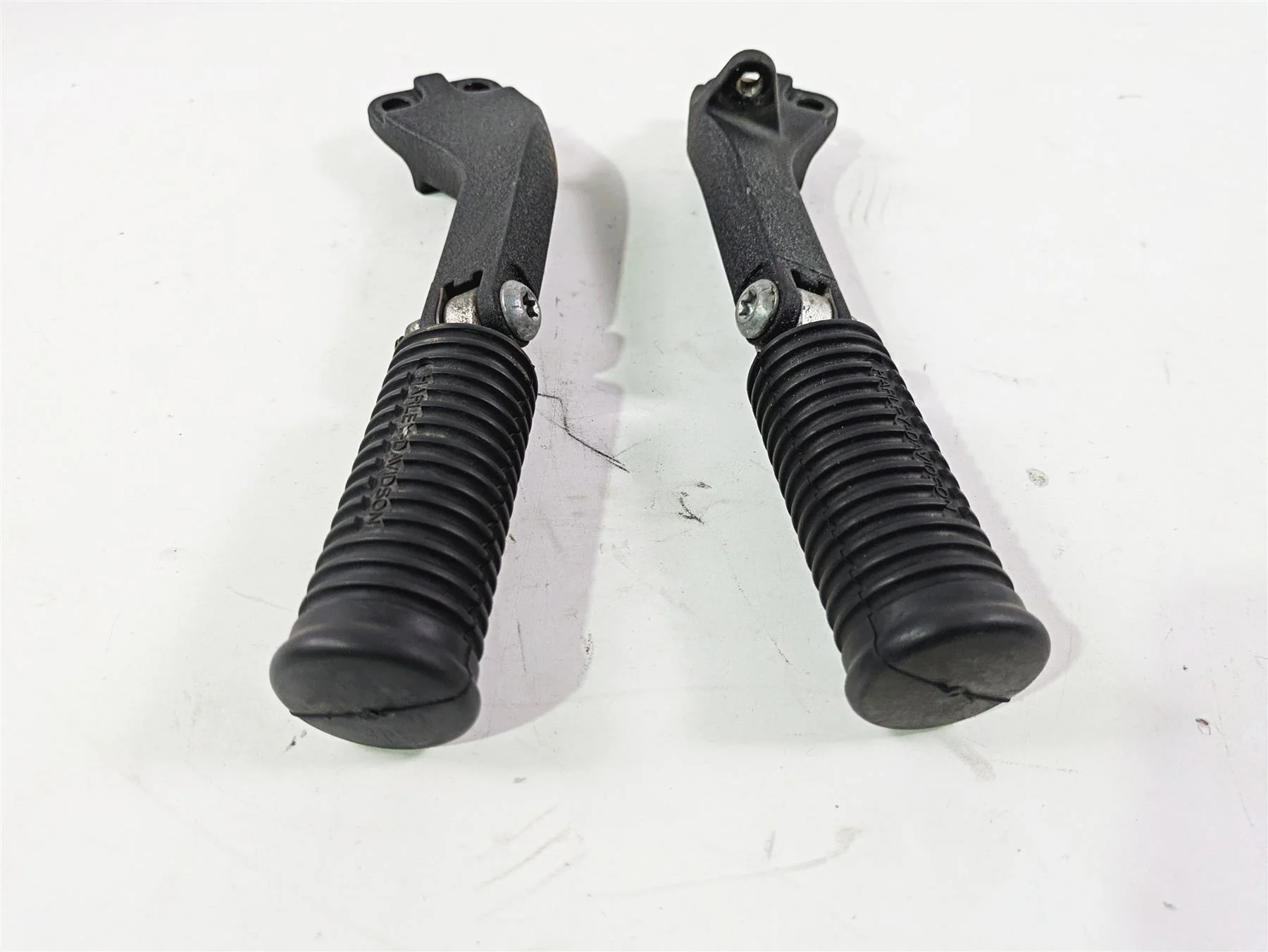 2015 Harley FXDF Dyna Fat Bob Rear Passenger Footpeg Rest Set 49224-06A 49230-06 - Image 4