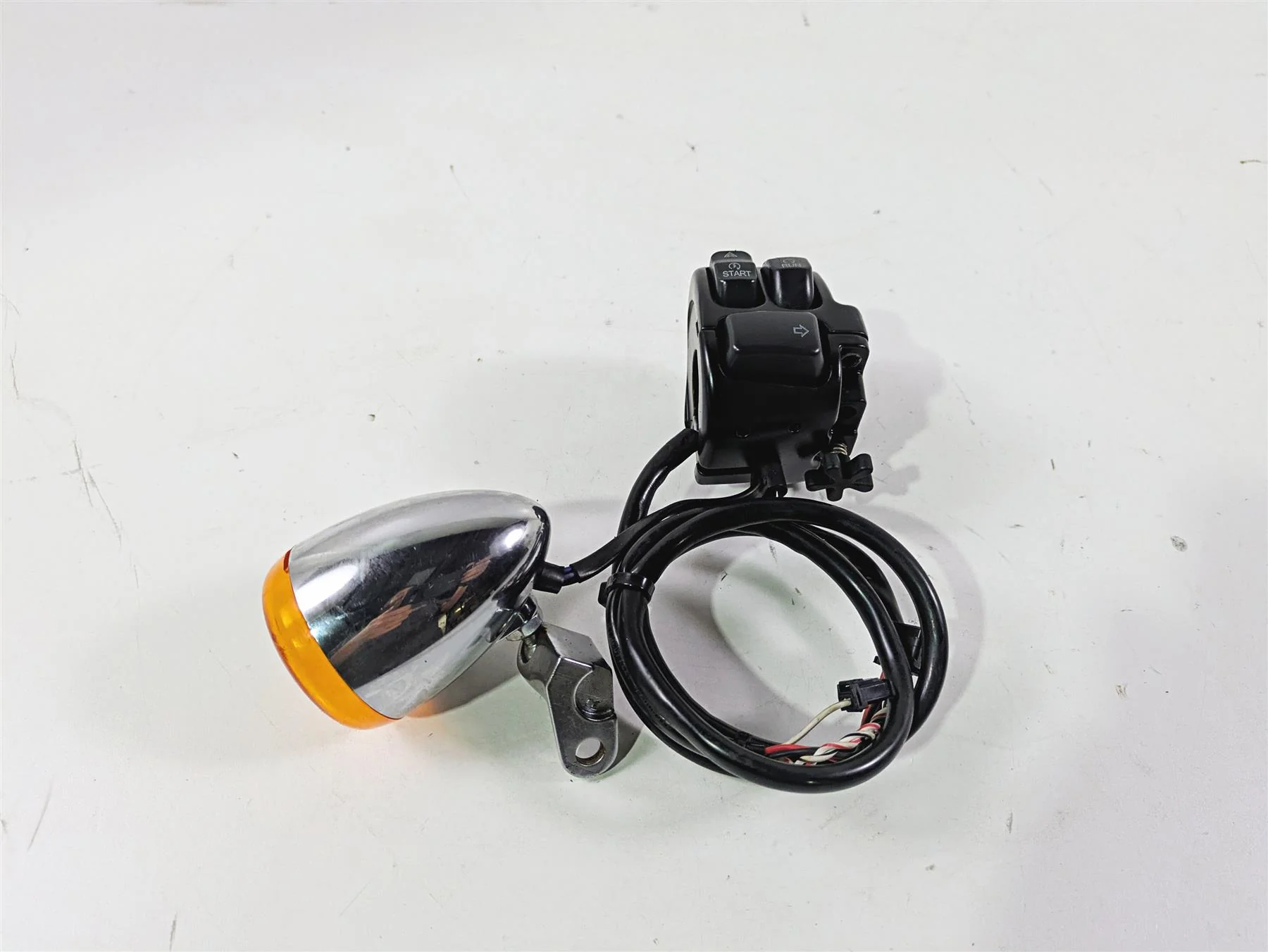 2015 Harley FXDF Dyna Fat Bob Right Hand Control Switch Start Blinker 72944-12
