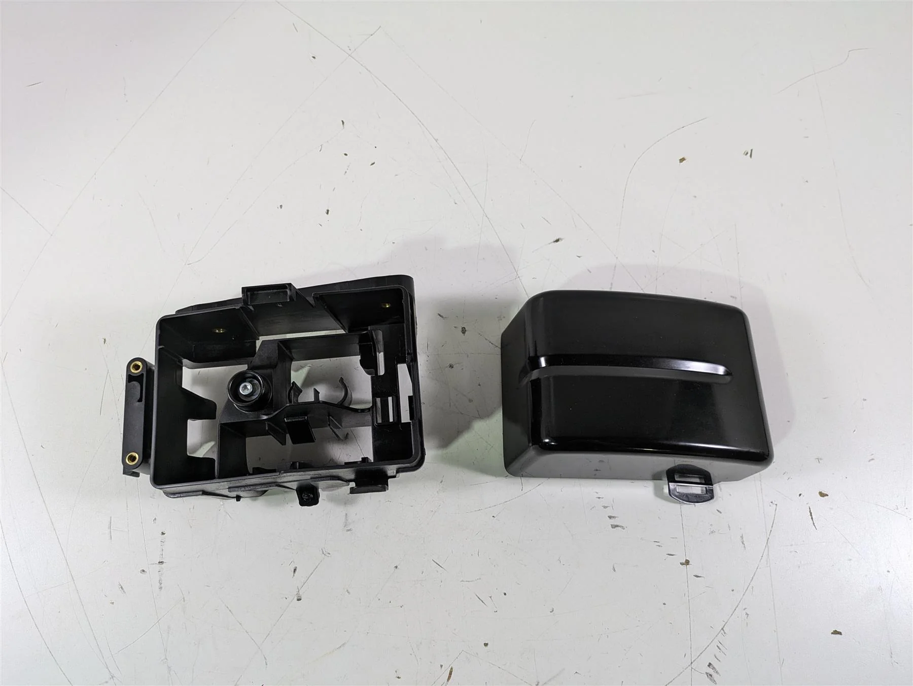 2015 Harley FXDL Dyna Low Rider Electric Holder Tray & Black Cover 70367-12 - Image 4