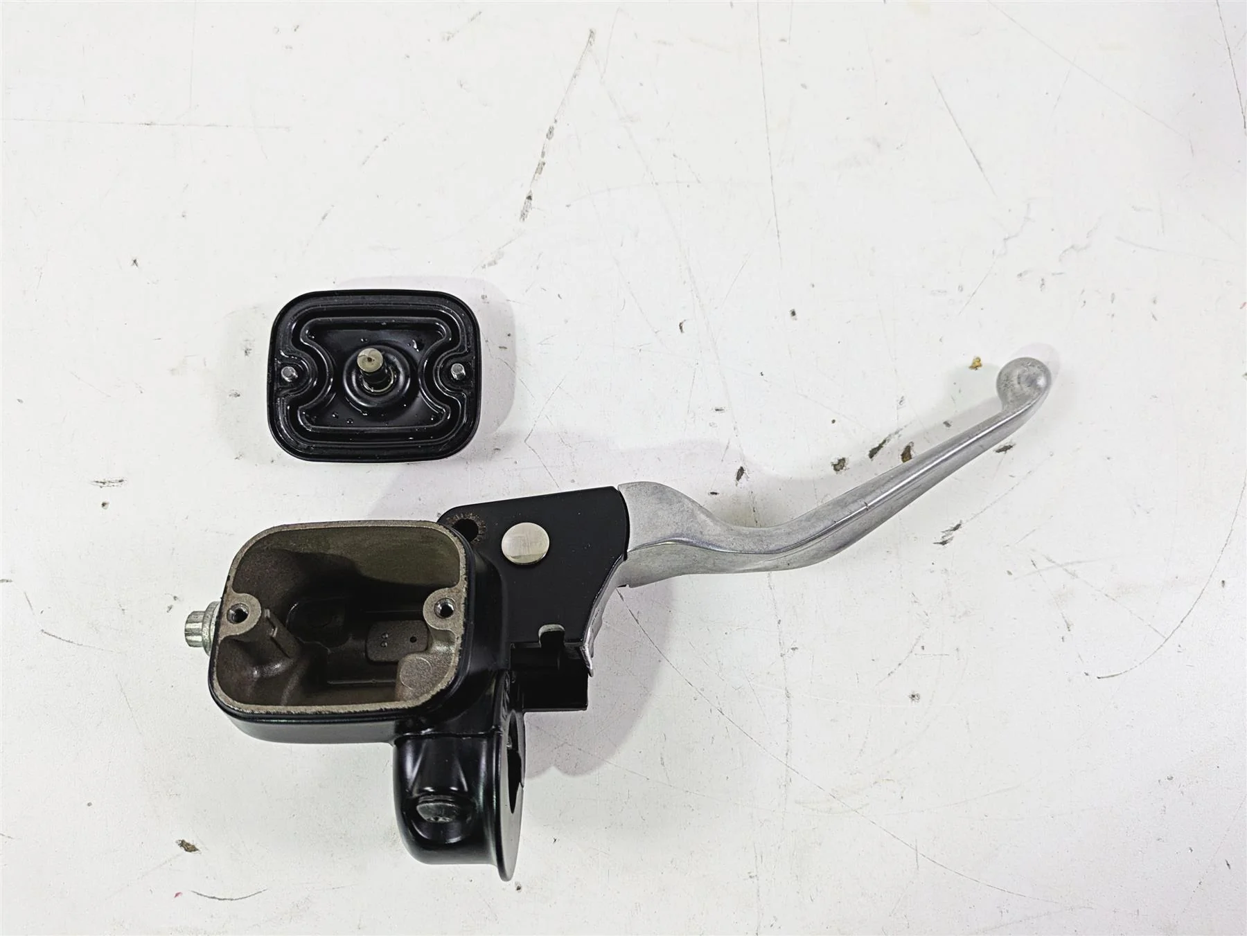 2015 Harley FXDL Dyna Low Rider Front Brake Master Cylinder 11/16 45170-08F - Image 12
