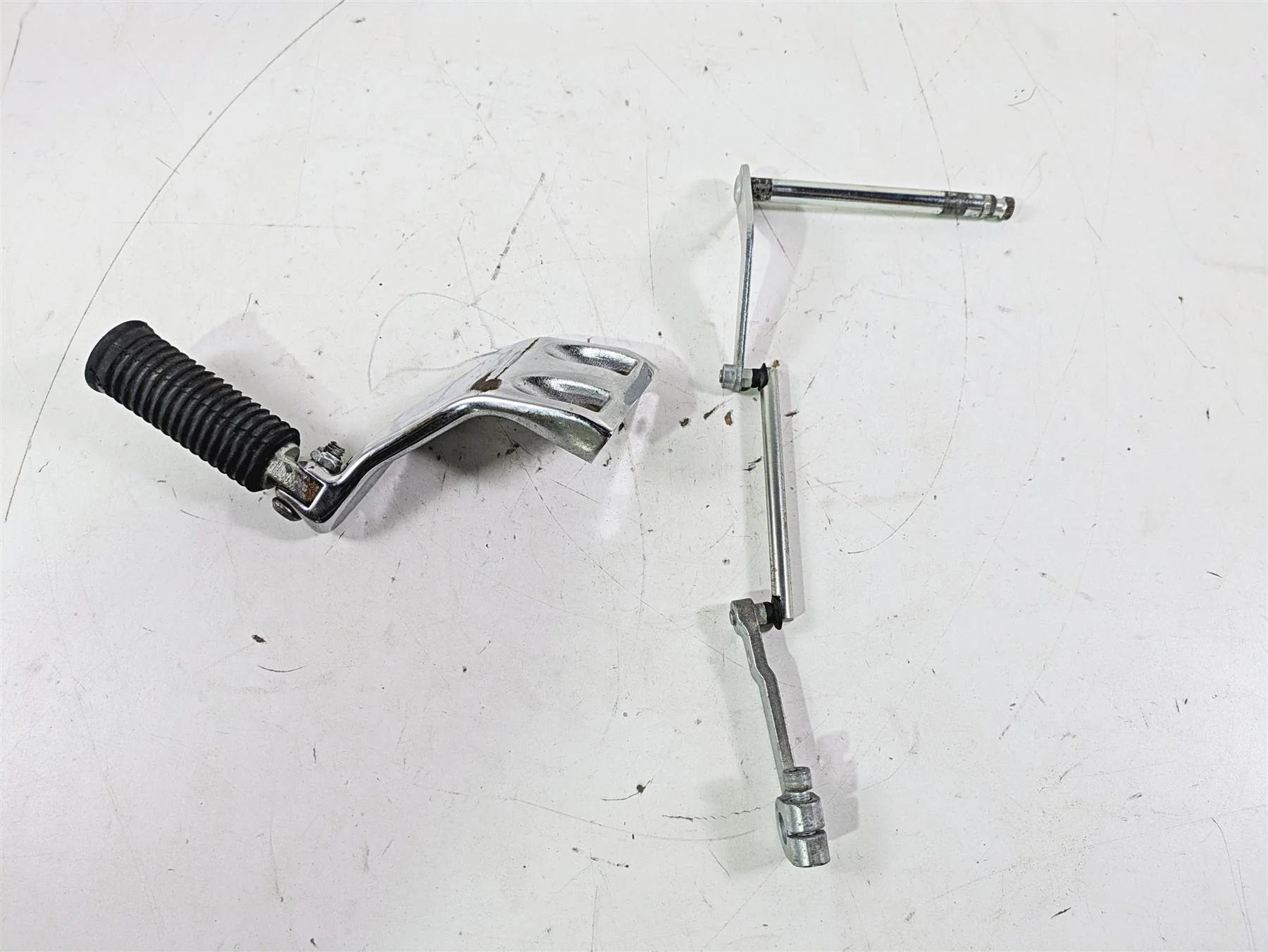 2015 Harley FXDL Dyna Low Rider Left Front Mid Footpeg & Shifter Linkage 50500279 - Image 7