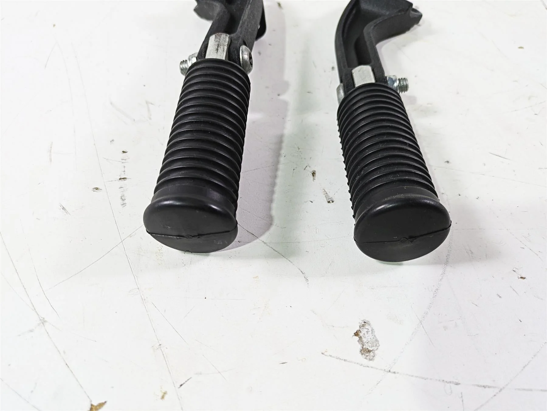 2015 Harley FXDL Dyna Low Rider Rear Passenger Footpeg Rest 49230-06 49224-06A - Image 10