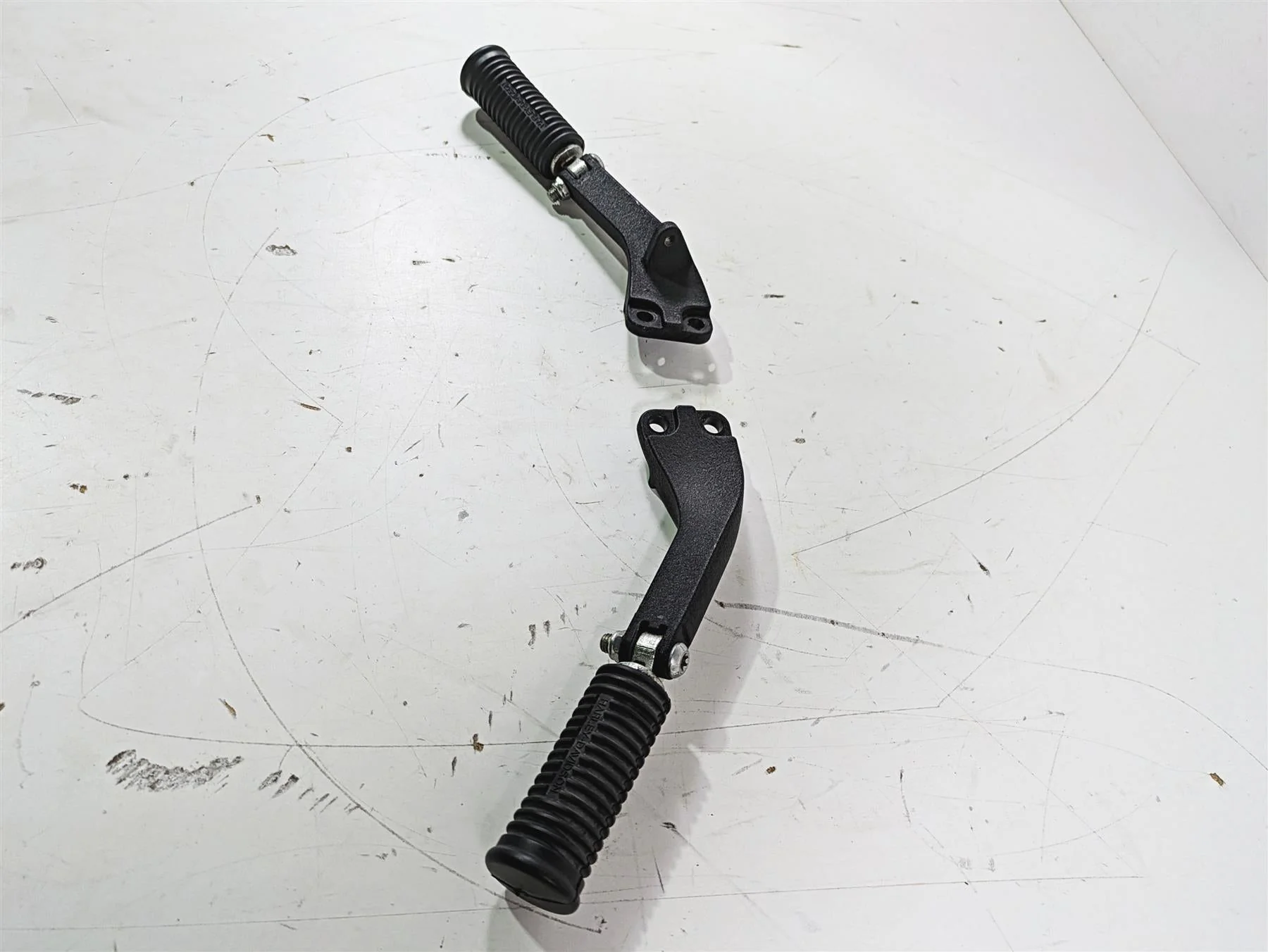 2015 Harley FXDL Dyna Low Rider Rear Passenger Footpeg Rest 49230-06 49224-06A - Image 3