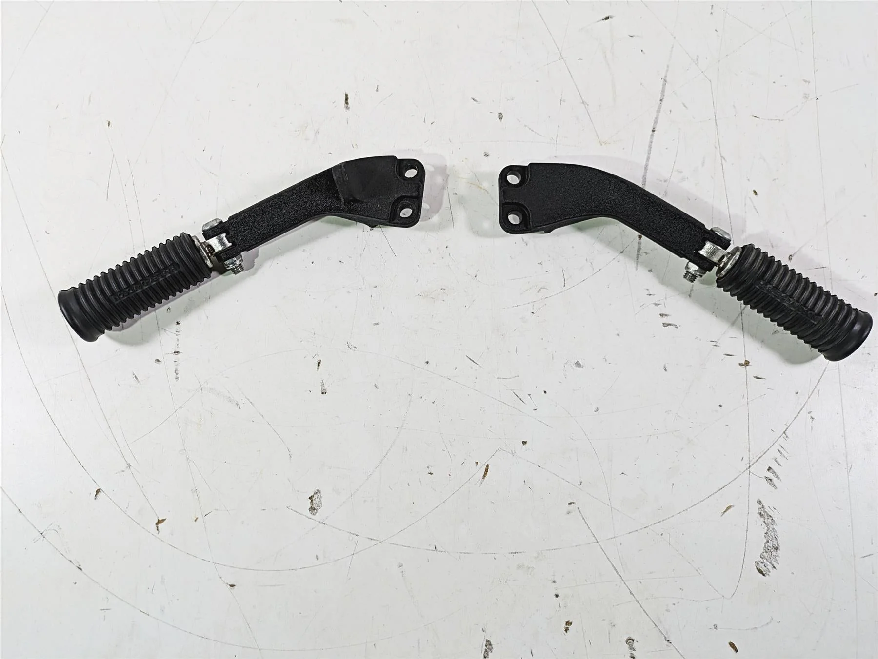 2015 Harley FXDL Dyna Low Rider Rear Passenger Footpeg Rest 49230-06 49224-06A - Image 4