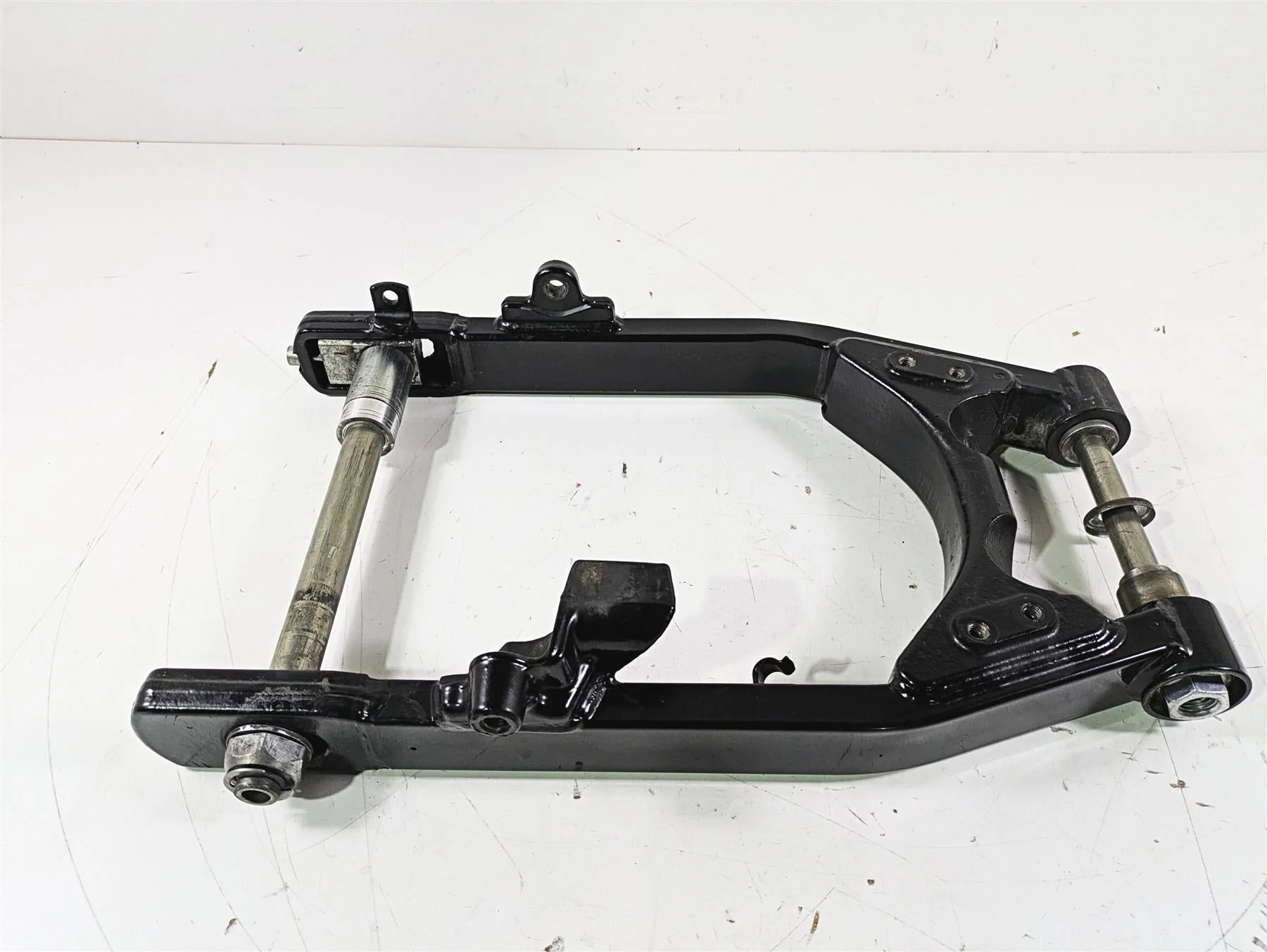 2015 Harley FXDL Dyna Low Rider Rear Swingarm & Belt Guards 25mm Axle 47820-10 - Image 3