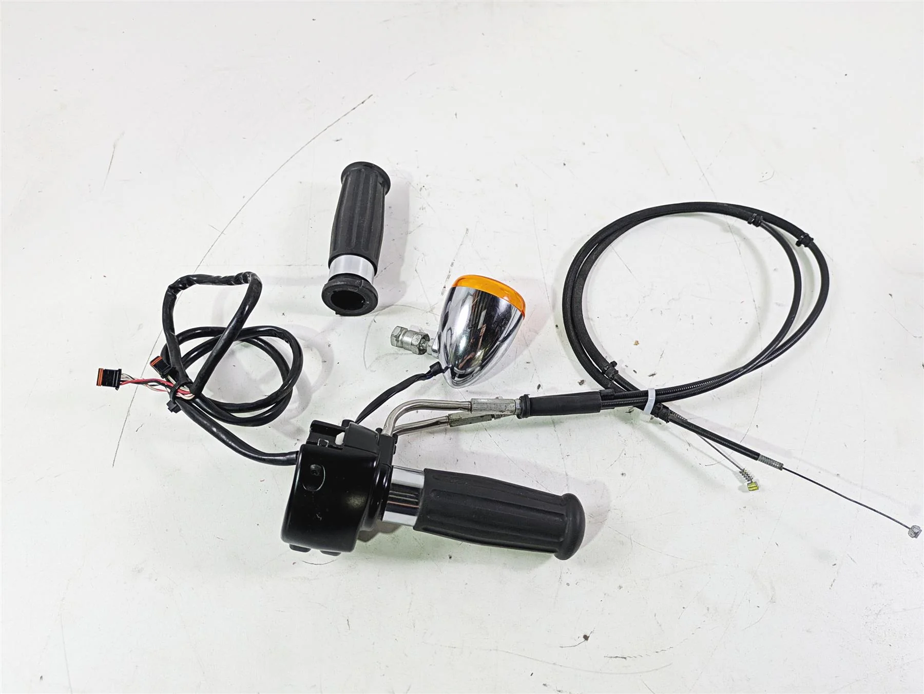 2015 Harley FXDL Dyna Low Rider Right Hand Control Switch 72944-12 - Image 11