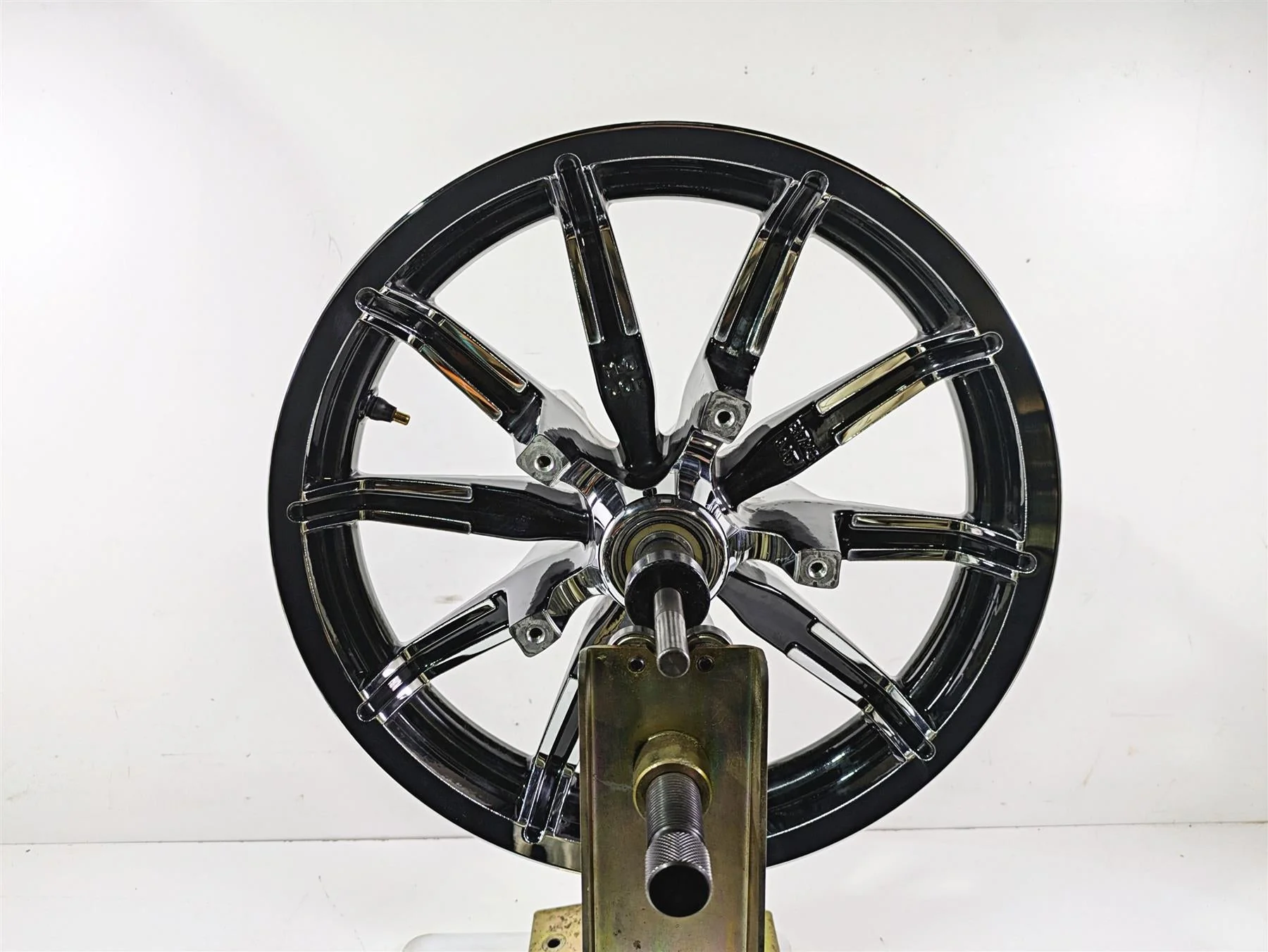 2015 Harley Touring FLHTKL E -Glide Low 17x3 Front Wheel Impeller 10Sp 43300386