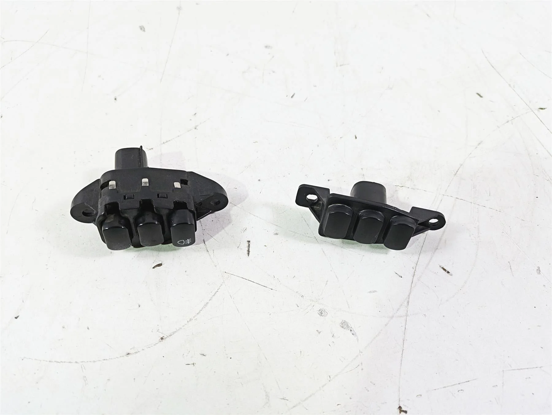 2015 Harley Touring FLHTKL E -Glide Low Auxiliary Switch Button Set 69200172