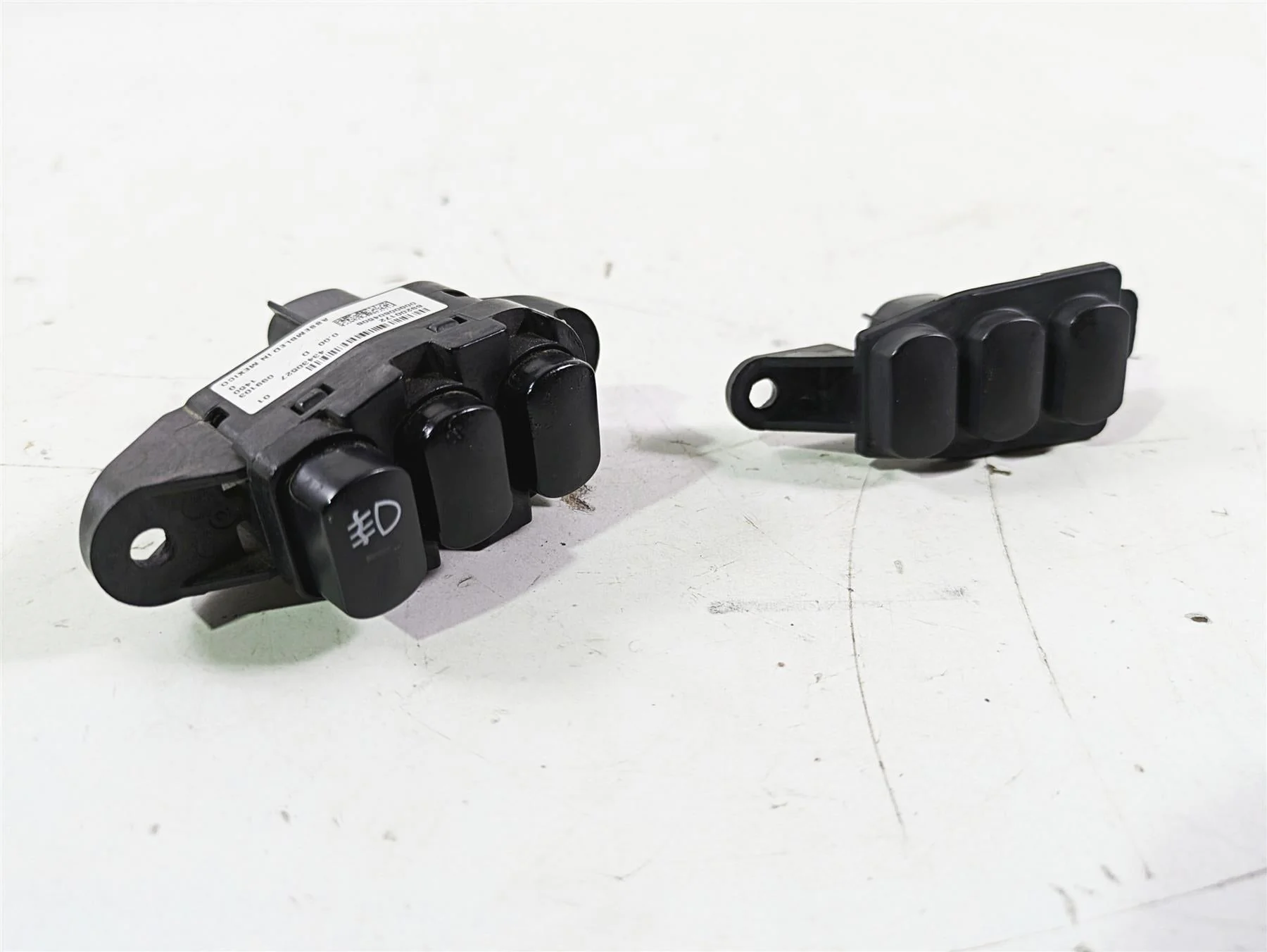 2015 Harley Touring FLHTKL E -Glide Low Auxiliary Switch Button Set 69200172 - Image 12