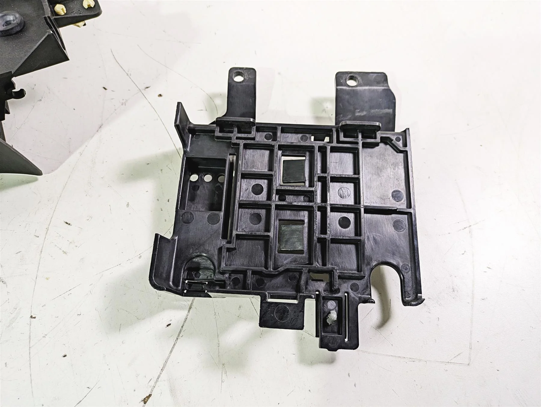 2015 Harley Touring FLHTKL E -Glide Low Battery & Electrical Holders 66000010A - Image 9