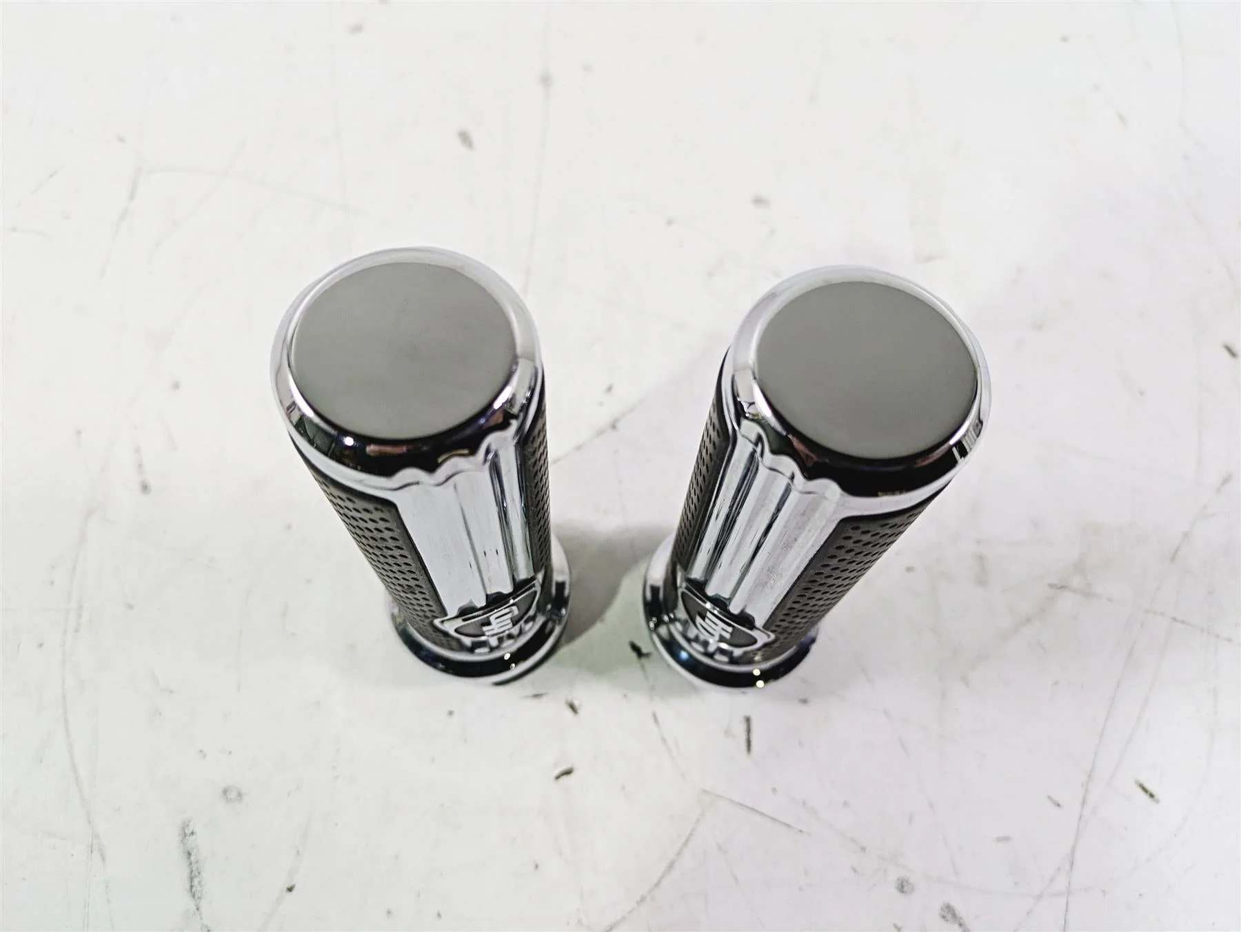 2015 Harley Touring FLHTKL E -Glide Low Defiance Hand Grips Set  56100158 - Image 10