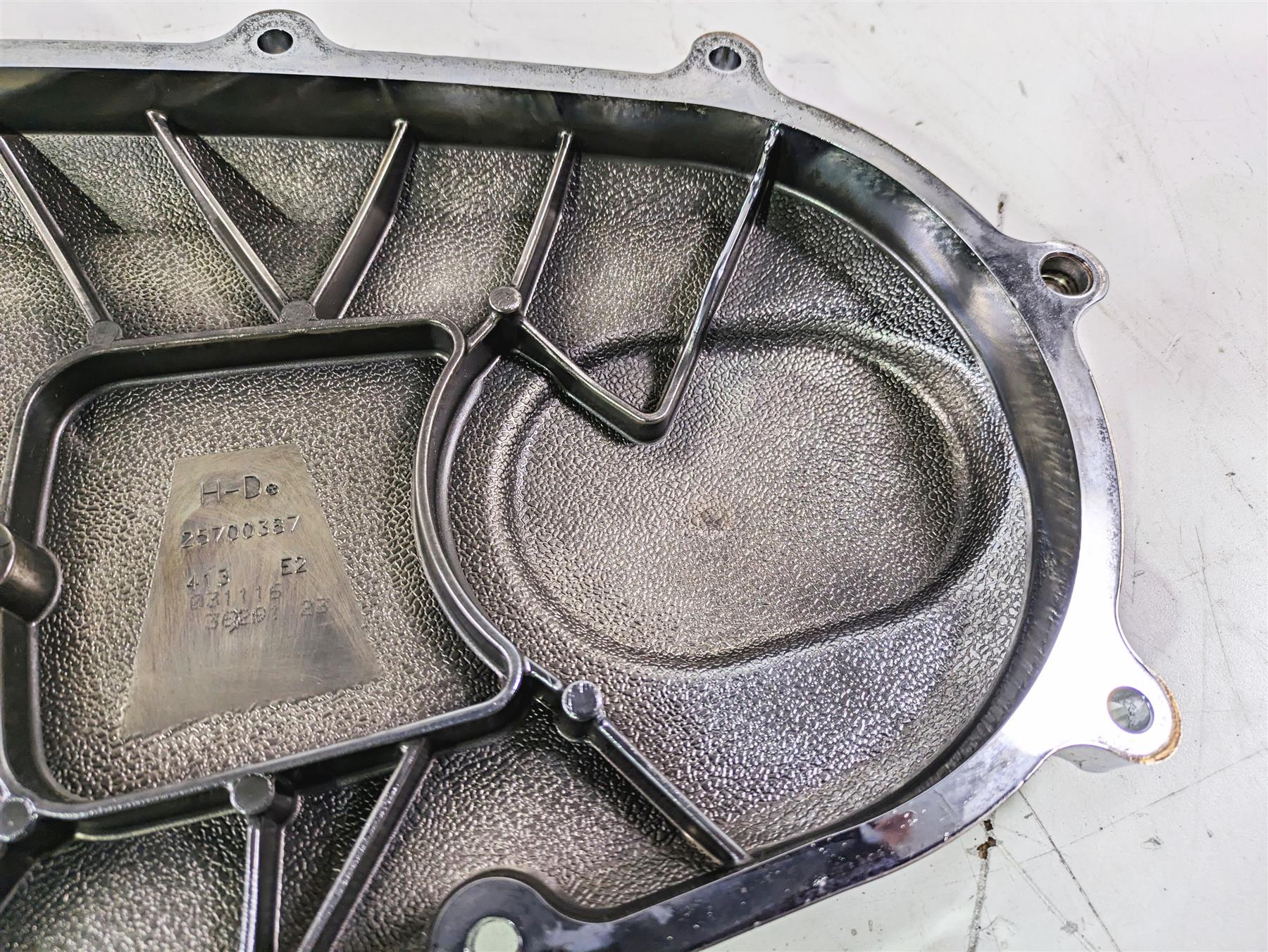 2015 Harley Touring FLHTKL E -Glide Low Outer Primary Clutch Cover 25700387 - Image 12