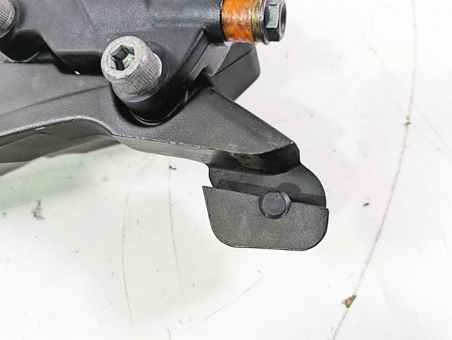 2015 Harley Touring FLHTKL E -Glide Low Rear Brake Caliper & Bracket 44080-08C - Image 8