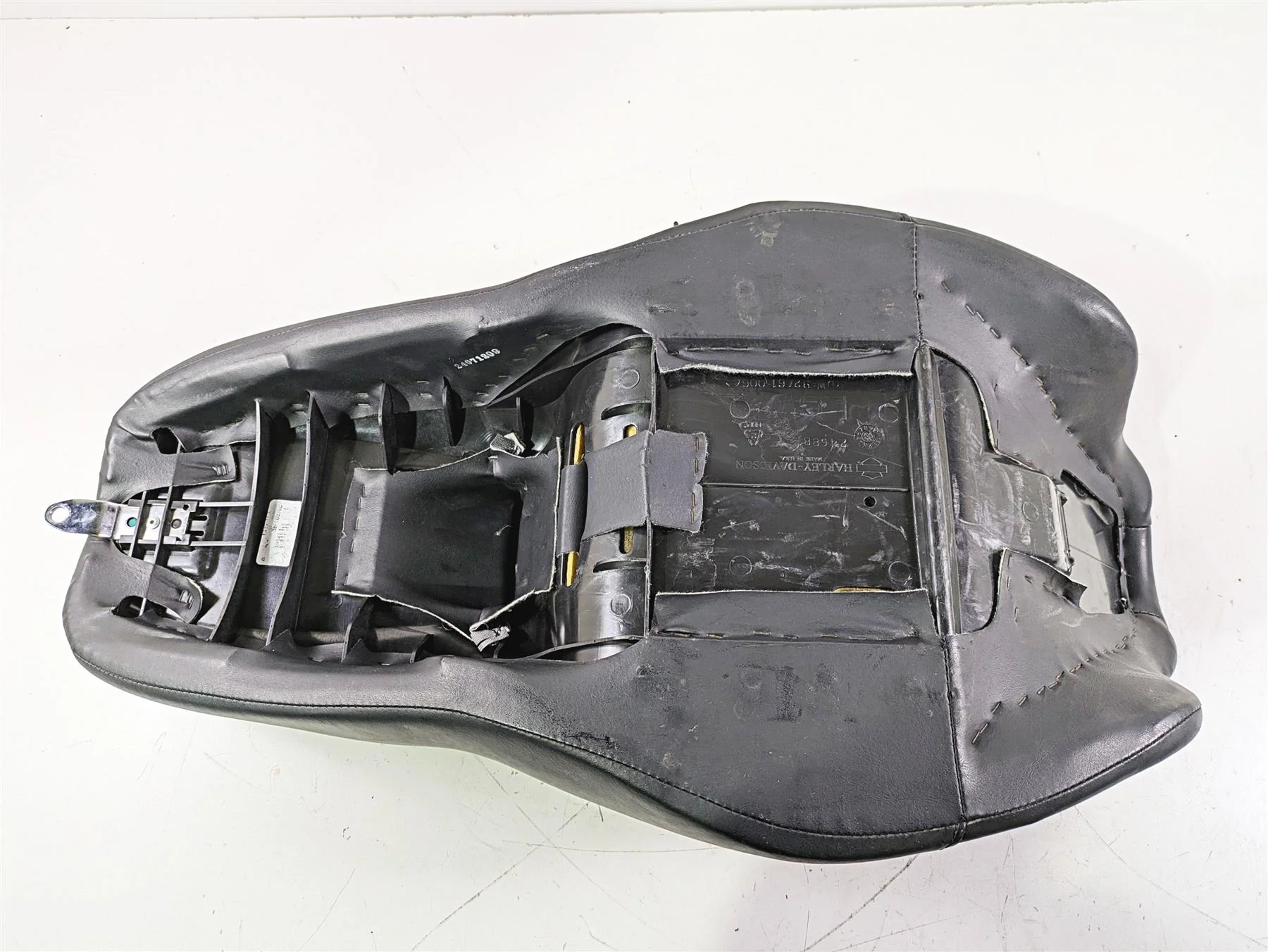 2015 Harley Touring FLHTKL E -Glide Low Rider Seat Saddle - Read 52000142 - Image 7