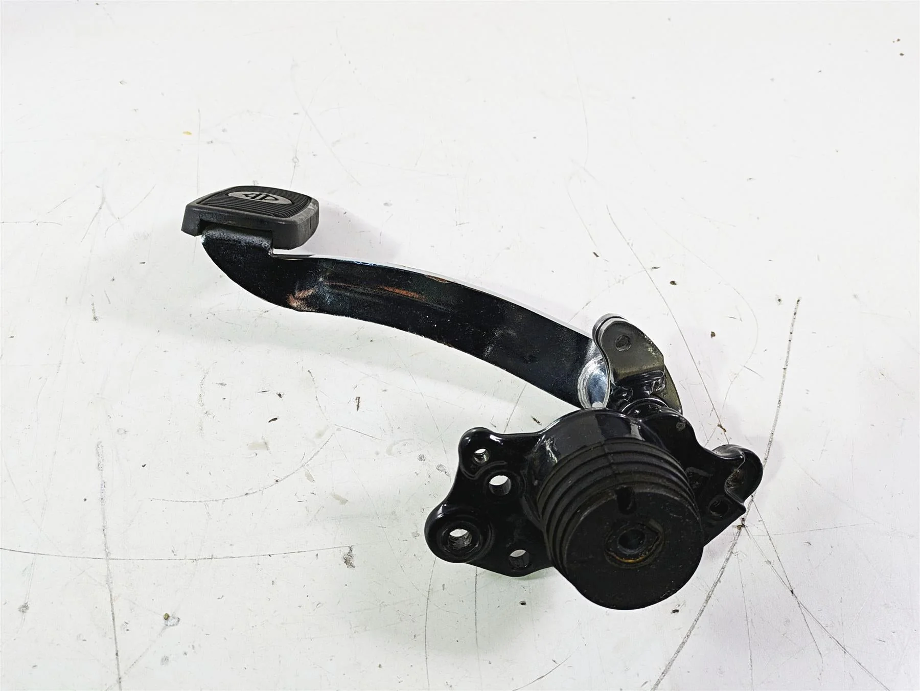 2015 Harley Touring FLHTKL E -Glide Low Right Brake Lever Pedal Set 50600067 - Image 4