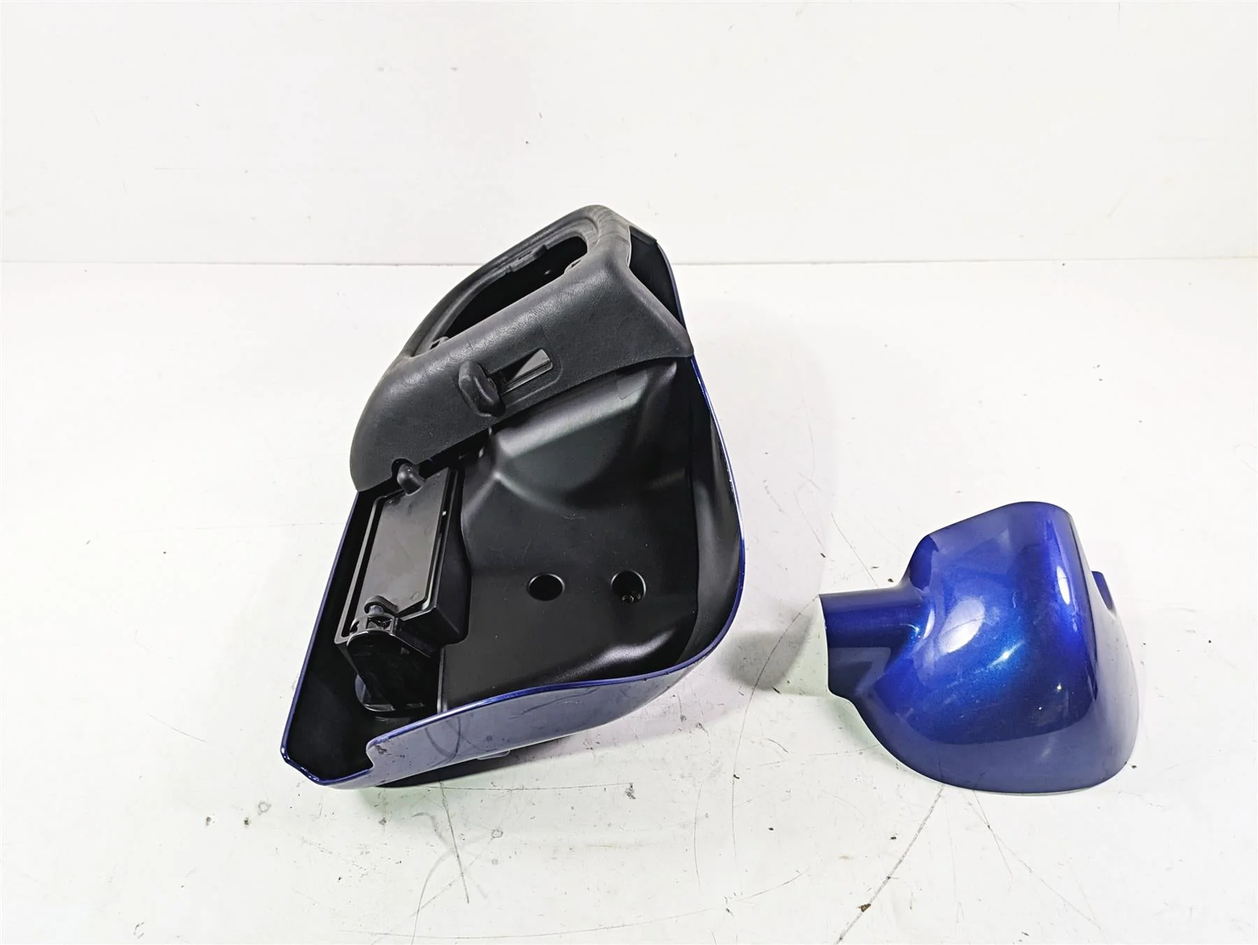 2015 Harley Touring FLHTKL E -Glide Low Right Lower Leg Fairing Cover  57100114