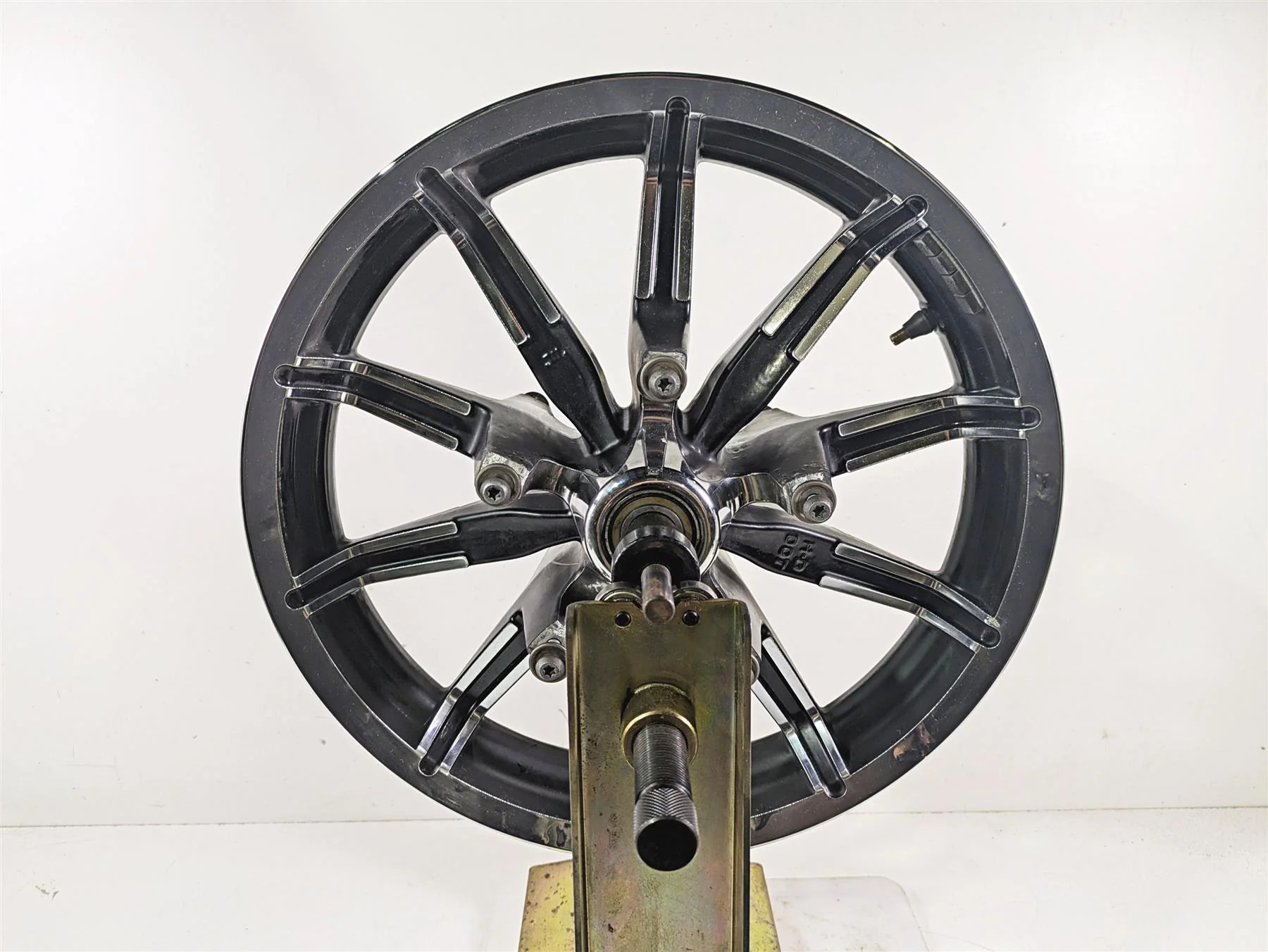 2015 Harley Touring FLHTKL Electra Glide 17x3 Front Wheel Cast 10 Spoke 43300386 - Image 3