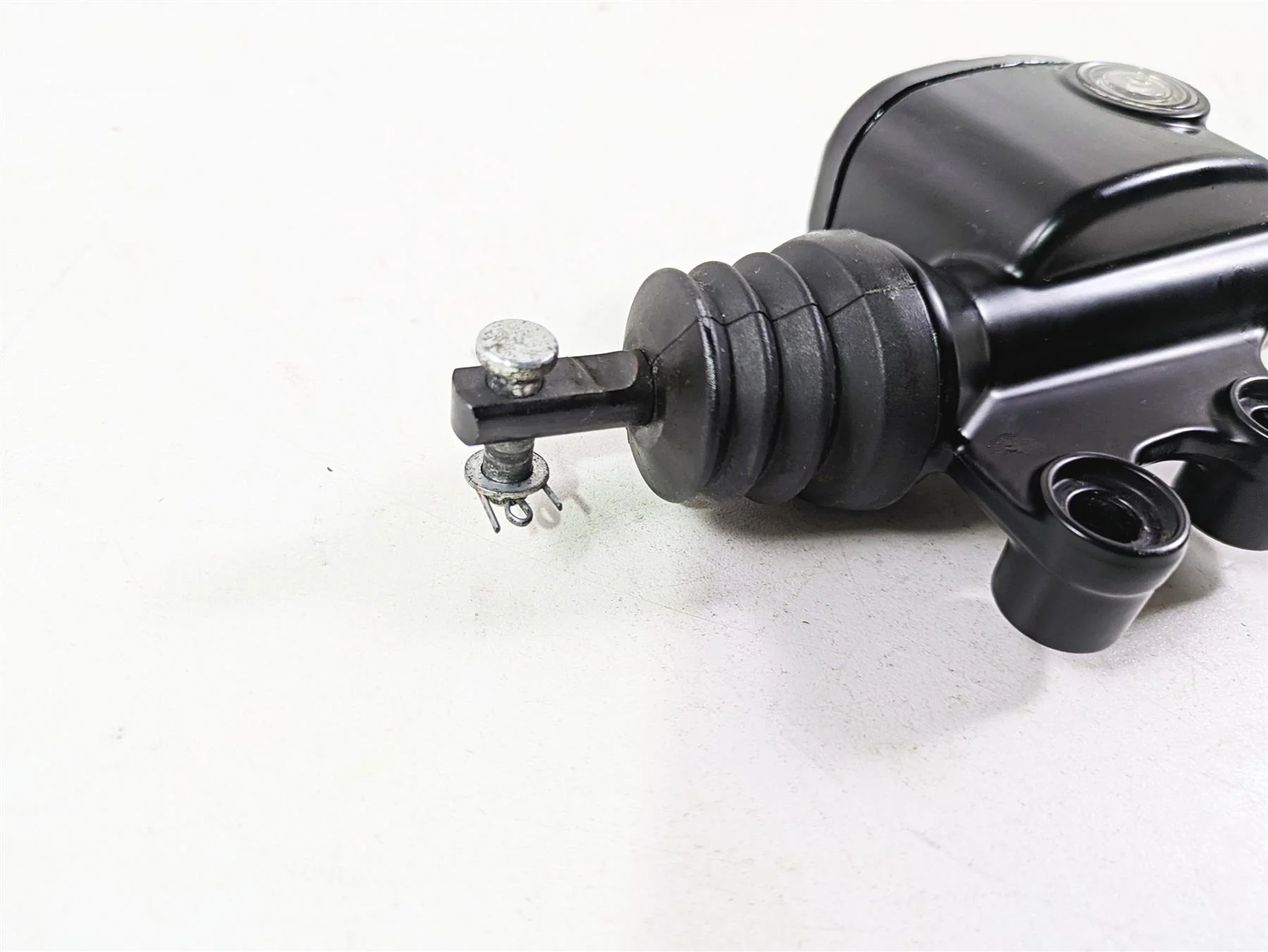 2015 Harley Touring FLHTKL Electra Glide Rear Brake Master Cylinder 41700028A - Image 10