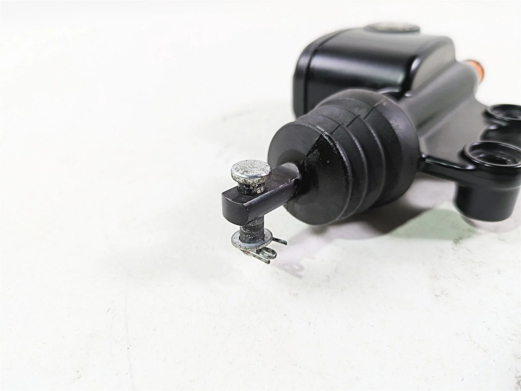 2015 Harley Touring FLHTKL Electra Glide Rear Brake Master Cylinder 41700028A - Image 12