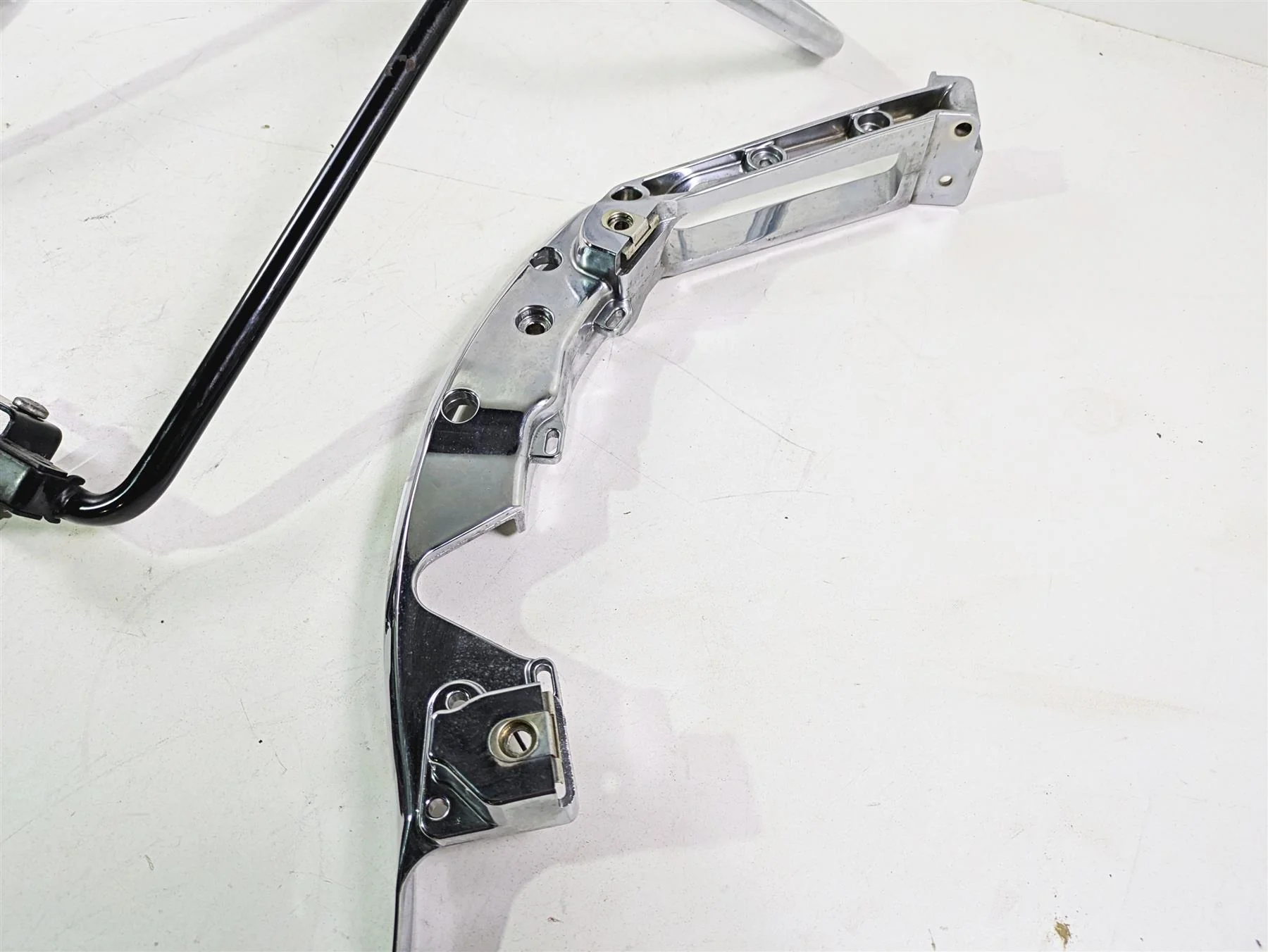 2015 Harley Touring FLHTKL Electra Glide Rear Saddlebag Support Set 90200499 - Image 2