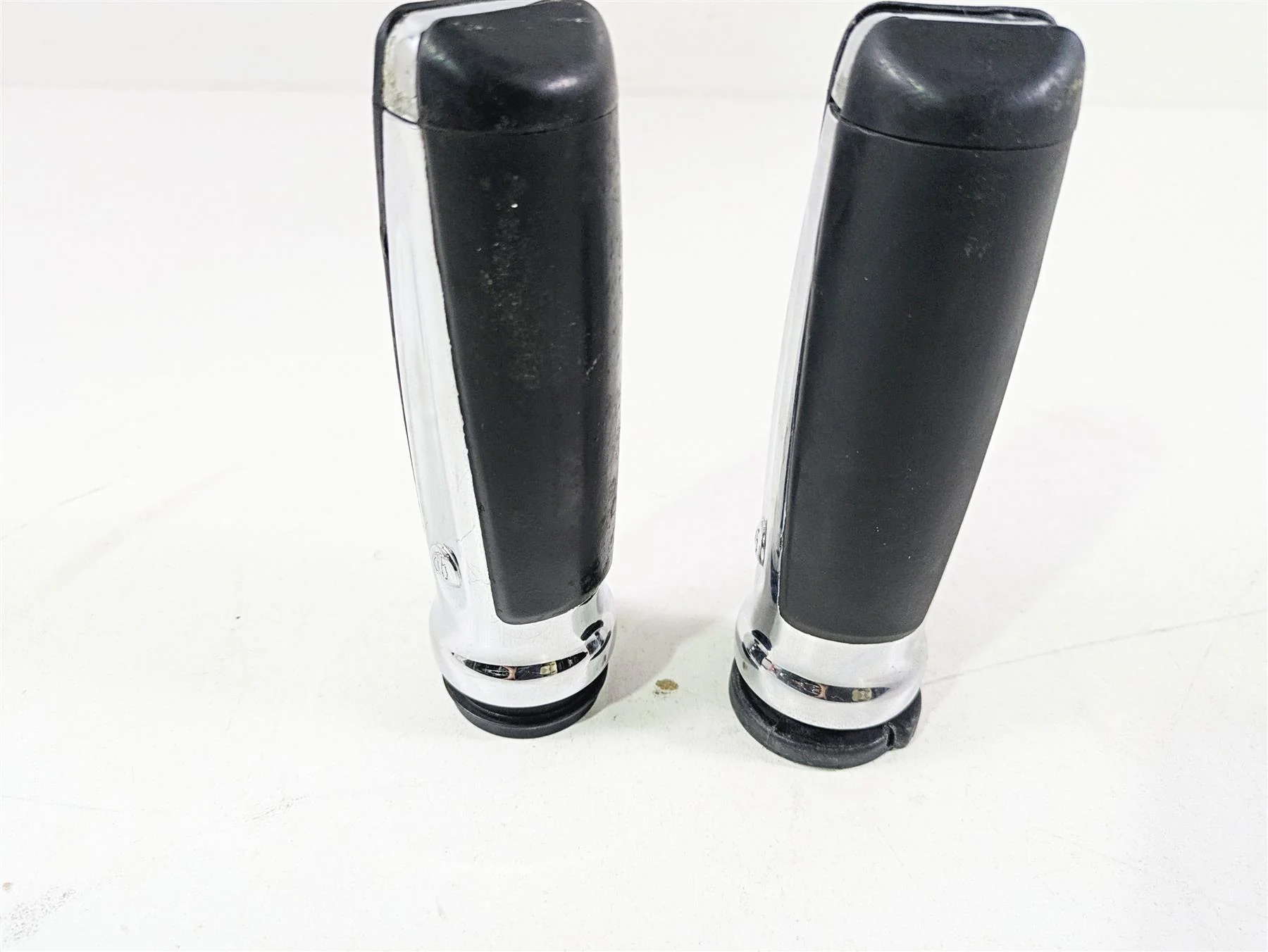 2015 Harley Touring FLHTKL Electra Glide Slipstream Hand Grip Set - Image 11