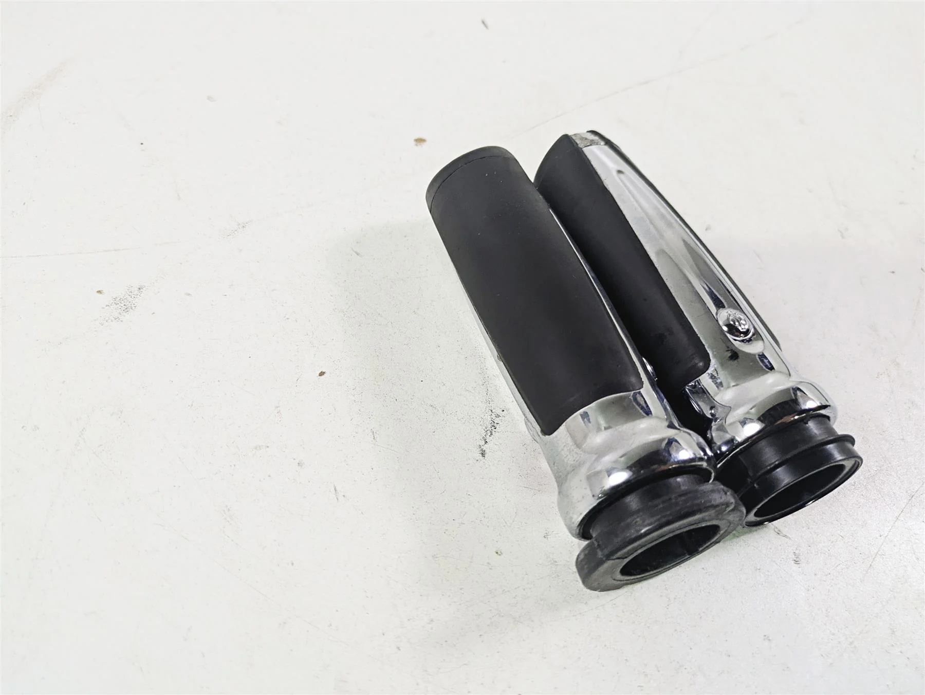 2015 Harley Touring FLHTKL Electra Glide Slipstream Hand Grip Set - Image 4