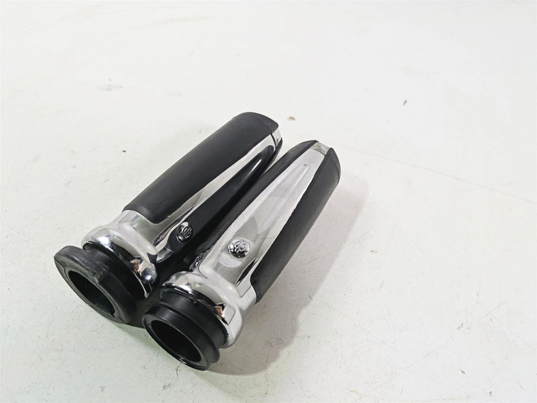 2015 Harley Touring FLHTKL Electra Glide Slipstream Hand Grip Set - Image 5