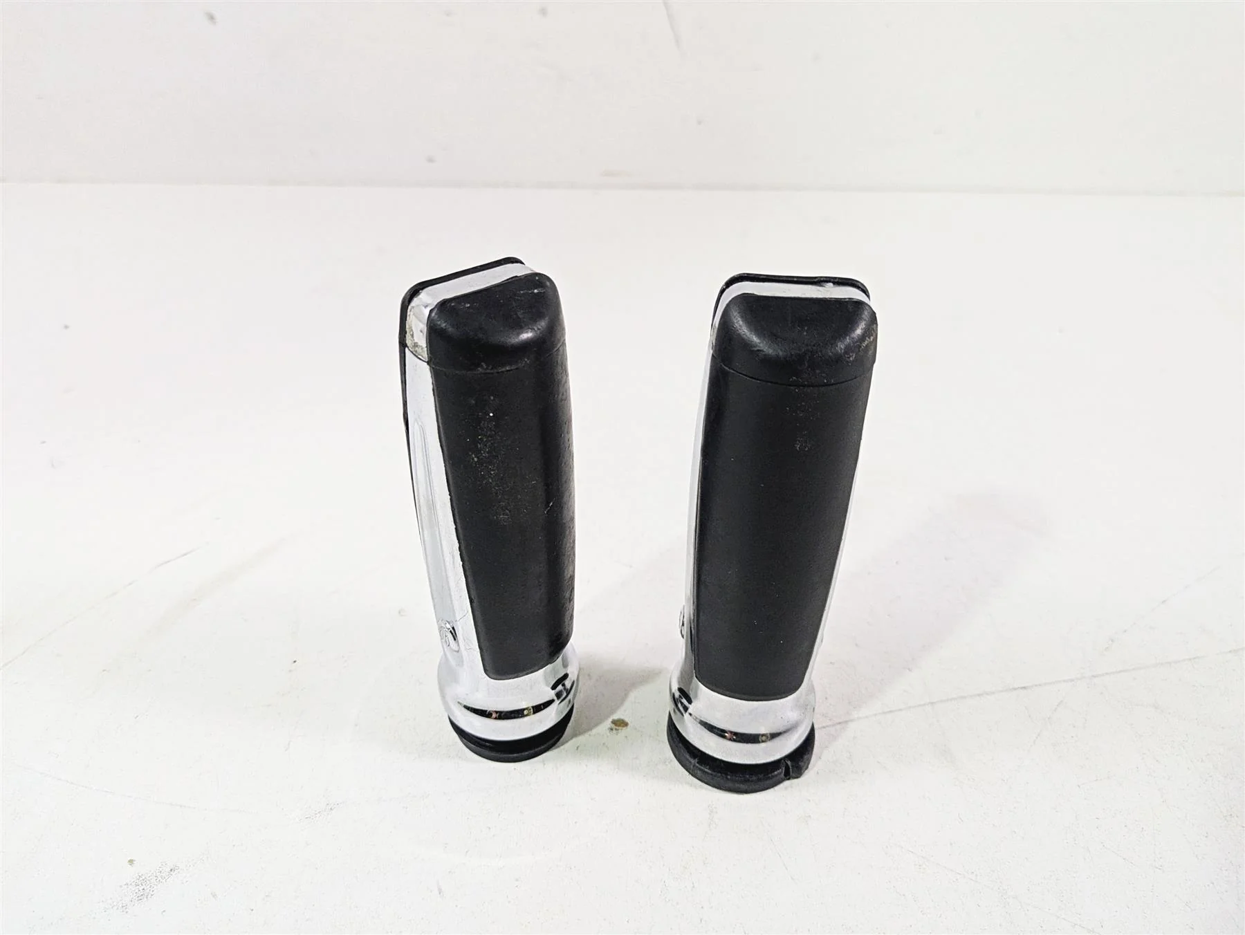 2015 Harley Touring FLHTKL Electra Glide Slipstream Hand Grip Set - Image 6
