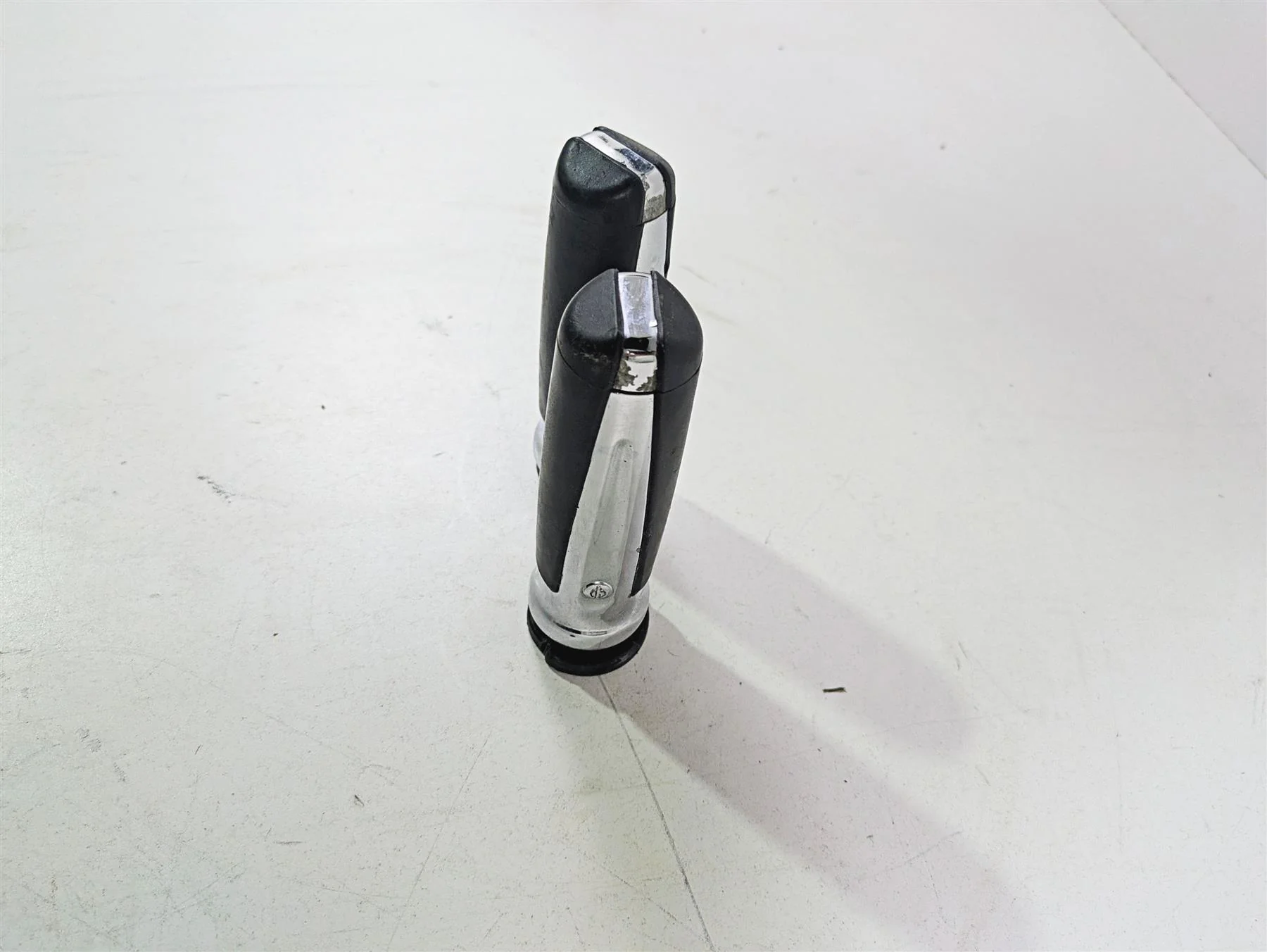 2015 Harley Touring FLHTKL Electra Glide Slipstream Hand Grip Set - Image 9