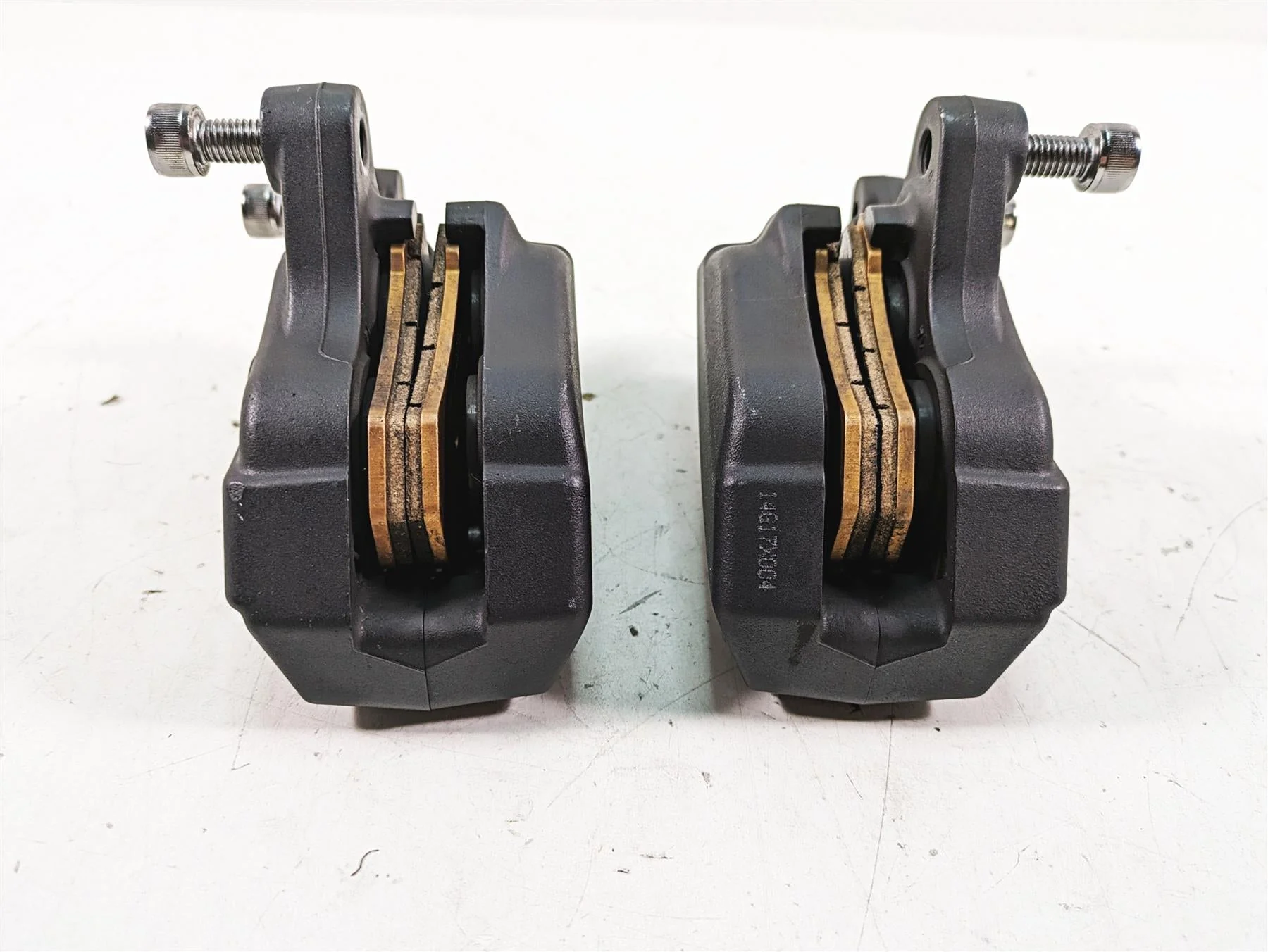 2015 Harley Touring FLHXS Street Glide Front Brake Caliper Set 43027-08 44023-08 - Image 11